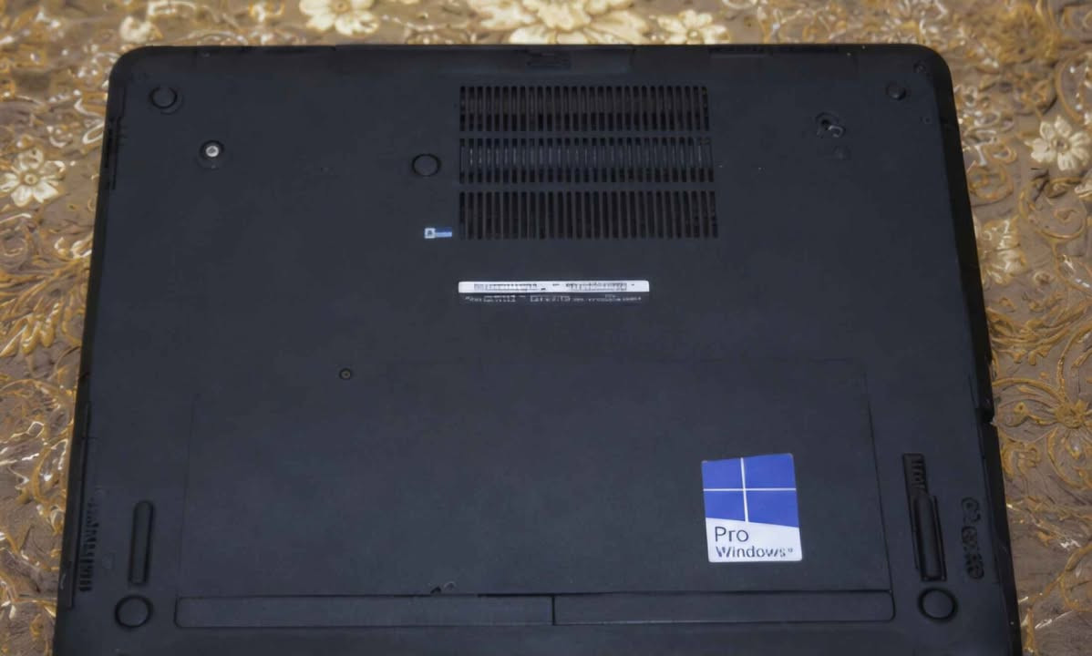 💻 للبيع: لاب توب Dell Latitude E5550 بحالة ممتازة

المواصفات التقنية الكاملة:
الموديل: Dell Latitude E5550 (فئة رجال الأعمال الاعتمادية).

المعالج (CPU): Intel Core i5-5300U بسرعة تصل إلى 2.30 GHz (الجيل الخامس).

الذاكرة العشوائية (RAM): 8 جيجابايت DDR3 (ممتازة للتنقل السريع بين البرامج).

الهارد (Storage): 238 جيجابايت SSD من نوع KingSpec (سريع جداً في الإقلاع وفتح البرامج).

كارت الشاشة (GPU): مدمج Intel HD Graphics 5500 (128 MB).

النظام: ويندوز 10 برو (نظام تشغيل 64 بت).

الشاشة: يدعم ميزة اللمس (Touch Screen) حتى 10 نقاط لمس.

الاستخدام المناسب للجهاز:
ممتاز جداً للدراسة والبحوث والتعليم الإلكتروني.
مثالي للأعمال المكتبية، المحاسبة، تصفح الإنترنت، وإدارة الصفحات والمتاجر.
تشغيل برامج الأوفيس (Word, Excel) ومشاهدة الأفلام بدقة عالية وبسلاسة تامة.

ملاحظات :
الجهاز يحتوي على هارد SSD فائق السرعة يجعل الأداء سلساً وبدون أي تعليق.
الشاشة تعمل باللمس بالكامل (تاتش).

السعر المطلـوب: 
[  250 الف وبي مجال بسيط للشراي ]
المكان: [ البصرة الجزيرة ]
للتواصل والاستفسار: [ *********** ] البصرة, العراق
