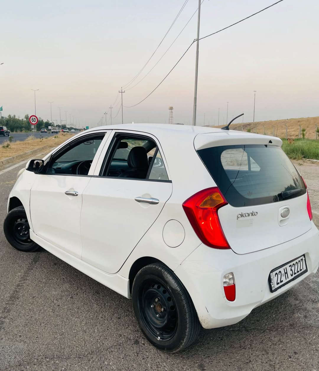 كيا بيكانتو - Kia Picanto 2013
 ناقل الحركة: أوتوماتيك (جير أوتوماتيك)
 المسافة المقطوعة: 140 ألف كيلومتر
 المحرك والجير: بشرط الفحص (مكفولين)
 مصبوغة حزام)
 نظام فرامل مانع للانغلاق (ABS)
 تحكم مقود (أزرار تحكم في عجلة القيادة)
 بلوتوث / مخرج AUX / مخرج USB
 كشافات ضباب (بلاجكتور)
 مرايا جانبية كهربائية
 مرايا مضادة للانعكاس (دژە فول)
 4 زجاج كهربائي (مع خاصية الأوتوماتيك)
 نظام تدفئة الزجاج (جام هیتەر)
 قفل مركزي (سنتر لوك)
 سنوية جدييد ، عنده دفتر بنزين 
رقم موبايل : ***********
مكان - كركوك
سعر : ٥٨ $ كركوك, العراق
