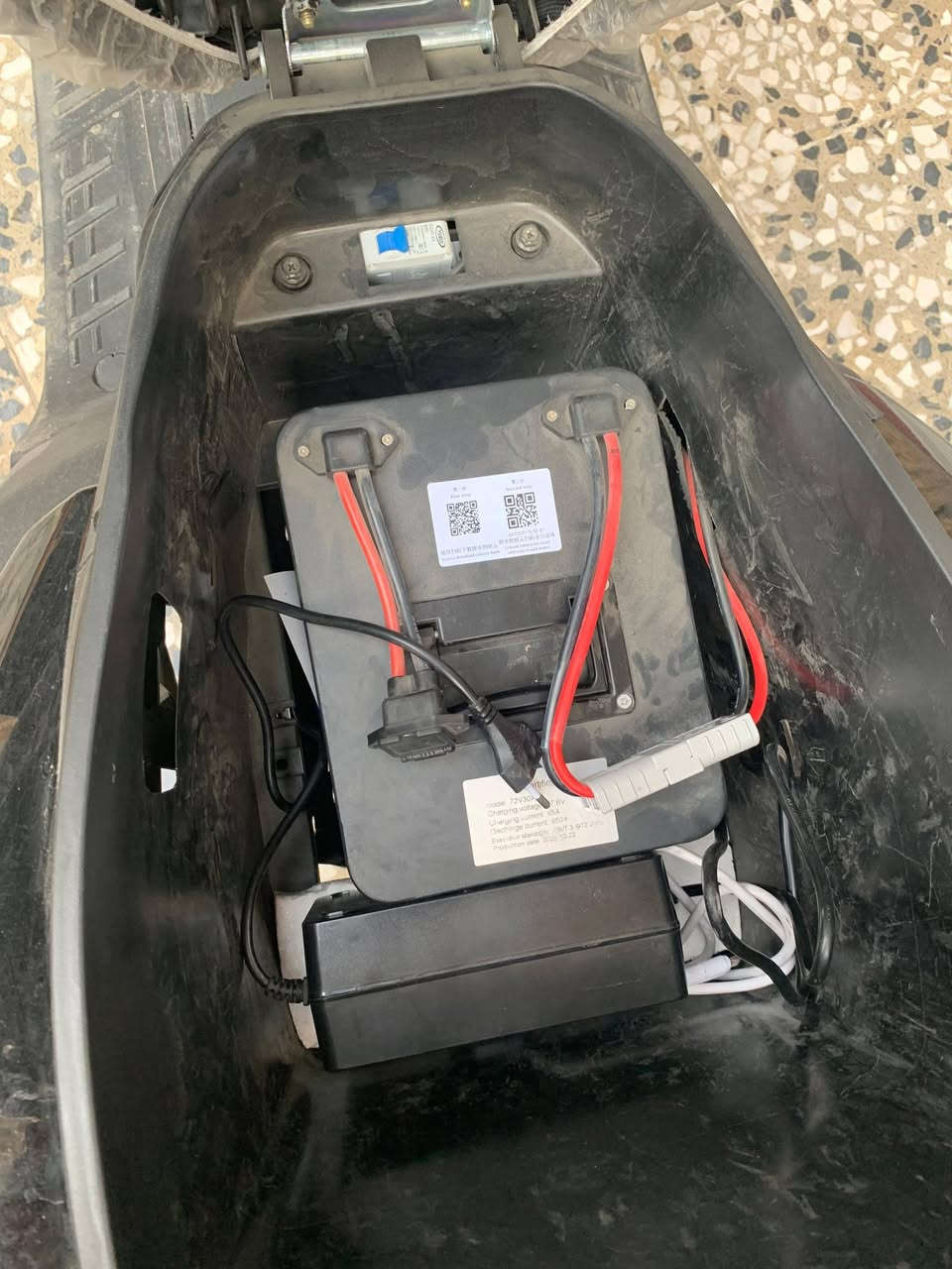 السلام عليكم
دراجة نوع اباتشي من شركةABK
ملف 2000
سرعه85
عدد دورات الشحن14مره فقط
تاير نوع/ تايلندي
نوع بطارية ليثيوم (فوسفات الحديد)30امبير و72v
ماشيه800 كيلو متر
دراجة جديدة صارله4اشهر يمي
ونضيفه فقط غسله يرادلها 
سعرها 1450بيها مجال حك الجية 
مكاني بغداد


**إذا كنت صاحب هذا الإعلان وتريد حذفه لأي سبب، رجاءا أرسل رسالة إلى الدعم الفني**