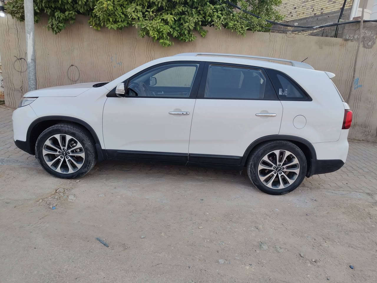 كيا سورنتو موديل 14مسجله 13خليجي 4سلندر محرك جي دي آي  بصمه لد امامي.  نظام ايكو تبريد3قطع ترحيب بالباب بدون صبغ فقط بارد بالباب الايمن  كبير محرك مظمونات  السياره قبل 5سنوات ظفتلها كازكت ثاني لتفادي الادونز   البنزين عادي التفويله تمشي 500كم. العنوان النجف/المشخاب رقم الموبايل *********** السعر155

