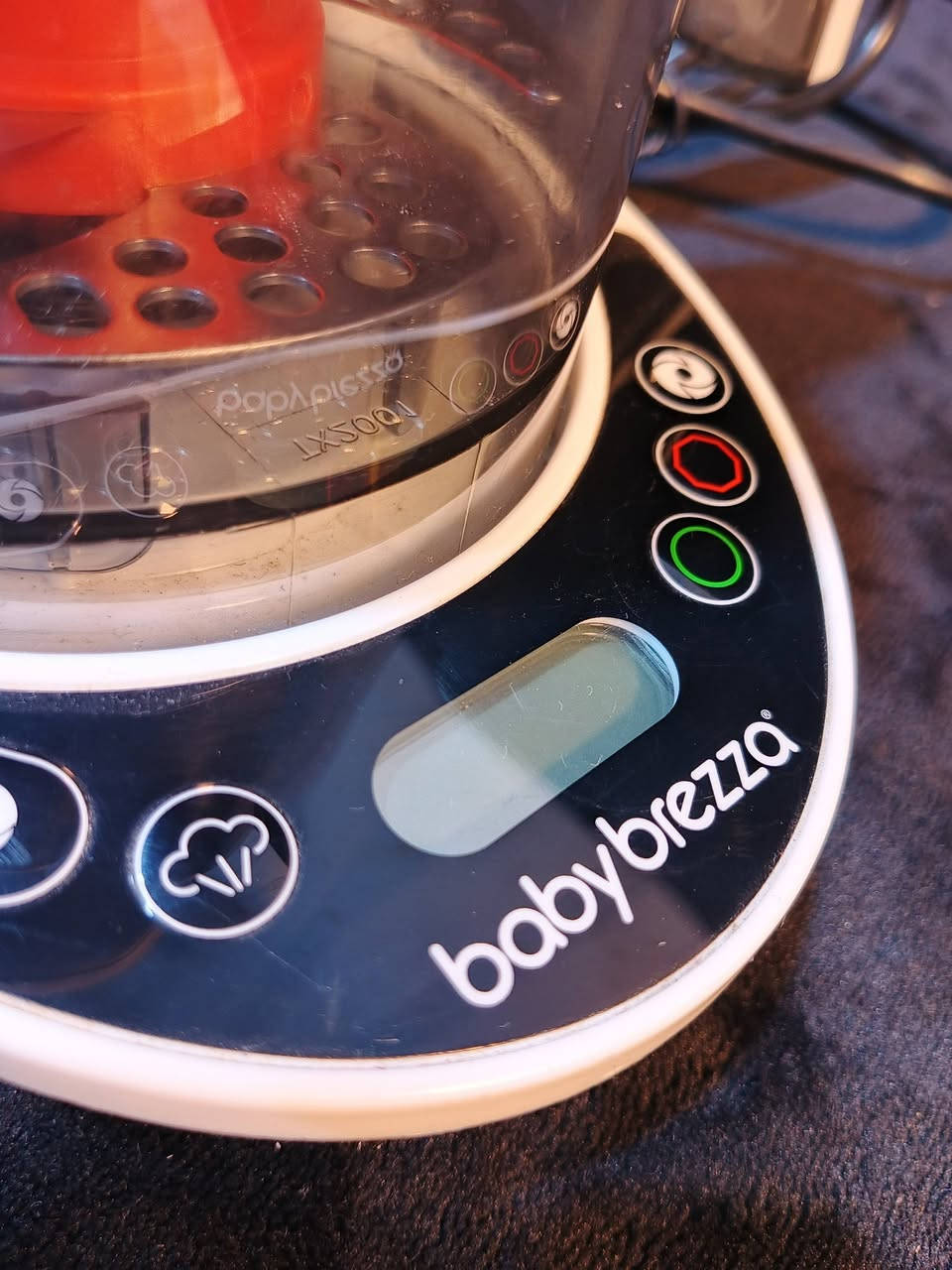 هذا الجهاز هو Baby Brezza One Step Food Maker Deluxe، وهو جهاز منزلي مصمم لتحضير طعام الأطفال.
الوظيفة: يقوم بتبخير الطعام وخلطه (هرسه) تلقائياً في خطوة واحدة دون الحاجة لنقل الطعام من وعاء إلى آخر. 

السعة: يمكنه تحضير حوالي 0.8 لتر (3.5 كوب) من طعام الأطفال في المرة الواحدة. 

الوقت: يستغرق تحضير الوجبات حوالي 10 دقائق.


**إذا كنت صاحب هذا الإعلان وتريد حذفه لأي سبب، رجاءا أرسل رسالة إلى الدعم الفني**