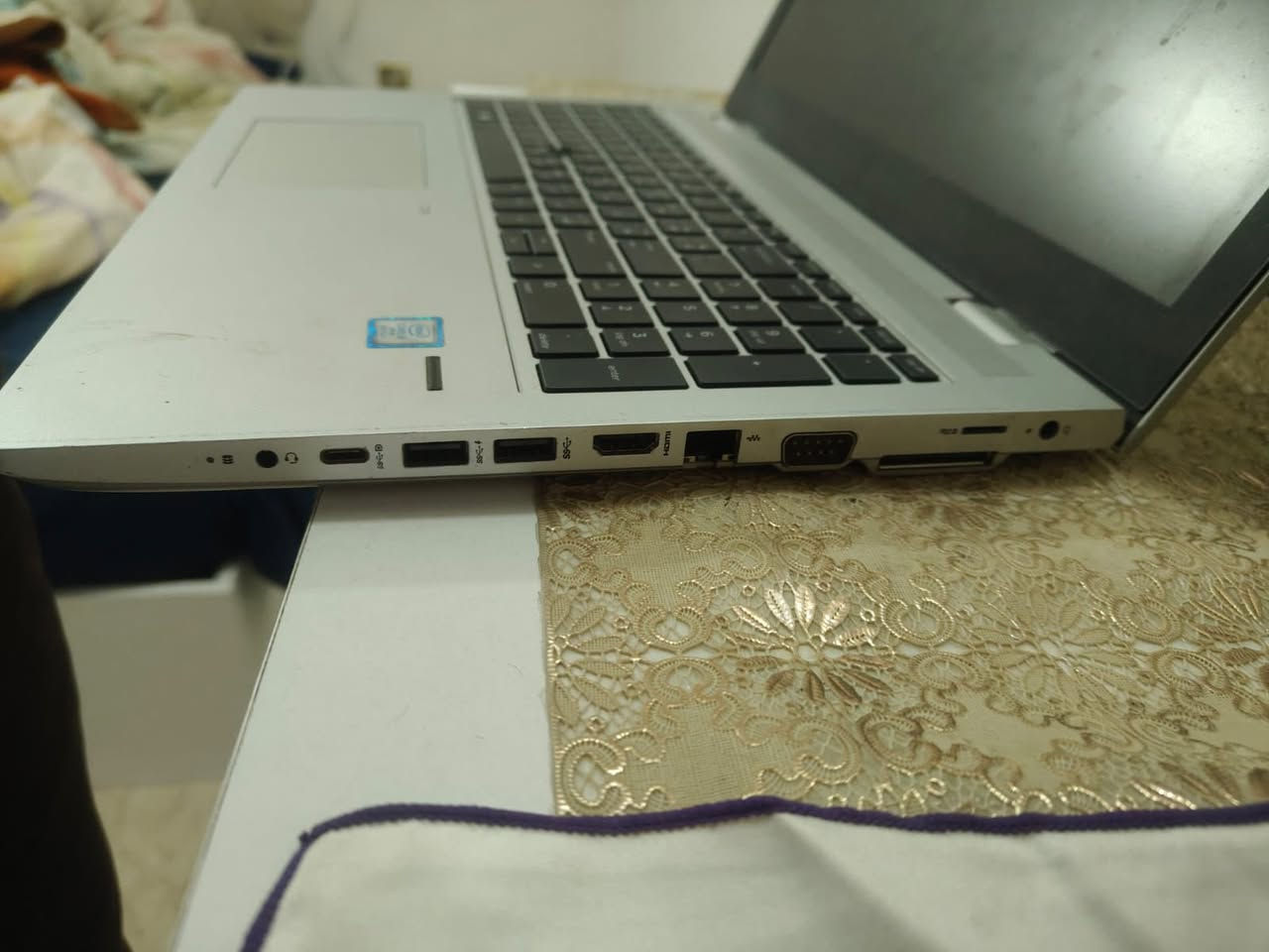 حاسبه للبيع السعر ٣٠٠ قفل عنوان بنوك
Intel Core i5-8365U
تفاصيل المعالج:
 * الموديل: من الجيل الثامن لشركة Intel.
 * عدد الأنوية: رباعي النواة (4 Cores).
 * السرعة: التردد الأساسي هو 1.60 جيجاهرتز، ويصل مع خاصية "Turbo Boost" إلى 4.10 جيجاهرتز.
 * الفئة: يتميز هذا المعالج بدعم تقنية vPro، مما يجعله ممتازاً للأعمال المكتبية والأمان.
معلومات إضافية عن الجهاز:
 * نوع الجهاز: HP ProBook 650 G5.
 * نظام التشغيل الأصلي: يدعم ويندوز 10 بشكل أساسي وقابل للترقية لويندوز 11.


**إذا كنت صاحب هذا الإعلان وتريد حذفه لأي سبب، رجاءا أرسل رسالة إلى الدعم الفني**