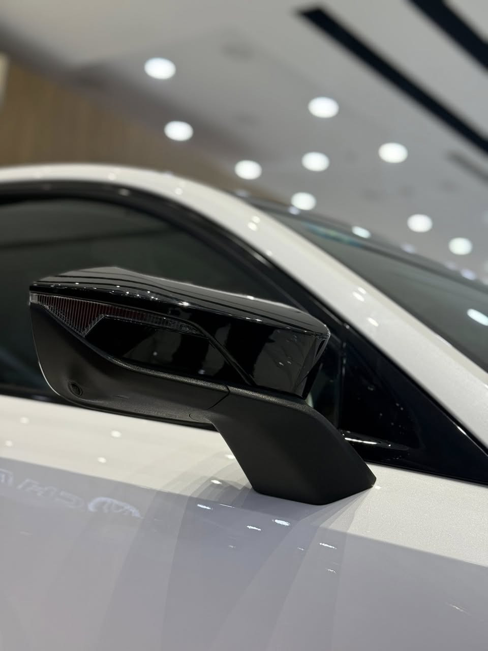 شانجان يو ني في 2026
سعة المحرك 2.0 لتر

تيربو

بقوة 229 حصان

وضعيات قيادة متعددة (اقتصادي، ذكي، عادي، رياضي)

دخول ذكي

تشغيل عن بعد

حساسات أمامية وخلفية

داش كام عالية الوضوح

كاميرا 540 درجة عالية الوضوح

فتحة سقف بانوراما

مرايا جانبية كهربائية

مقابض الأبواب مخفية

صندوق الأمتعة كهربائي

جناح كهربائي

نظام التثبيت السرعة التكيفي الذكي

نظام الحفاظ على الثبات (ESP)

نظام المساعدة على صعود المرتفعات (HHC)

نظام التحكم بالجر (TCS)

مساعد الفرامل (BA)

نظام مكابح الطوارئ (AEB)

تحذير مغادرة المسار (LDW)

نظام الحفاظ على المسار (LKA)

مساعد الحفاظ على المسار (LCA)

نظام المساعدة في الإزدحام المروري (TJA)

مقاعد جلد

عجلة قيادة قابلة للتعديل بعدة اتجاهات

عجلة قيادة متعددة الوظائف مغطاة بالجلد مع مبدلات سرعة

إضاءة محيطية

فرامل يد كهربائية

زر تشغيل الوضع الرياضي

ثلاث شاشات للعدادات والمعلومات 3 إنش + 10.25 إنش + 7 إنش

شاشة معلومات وترفيه قياس 10.25 بوصة

تعديل مقعد السائق كهربائي بـ6 اتجاهات

تعديل مقعد الراكب كهربائي بـ4 اتجاهات

تهوية المقاعد الأمامية

تكييف إلكتروني

فتحات تكييف للمقاعد الخلفية

نظام أبل كاربلاي

خاصية انعكاس الشاشة

نظام تحديد المواقع

تبريد المقاعد الأمامية

نظام أوامر صوتية (إنجليزية دون إتصال بالإنترنت)

بلوتوث

نظام إتصال واي فاي

تحديد إتجاه القبلة

2 منفذ USB أمامي وخلفي

شاحن لاسلكي

متوفره بكافه الالوان 

للاستفسار اكثر زياره موقعنا الكائن 

بغداد سريع الدوره مجاور محطه وقود شواطئ 

مستشار المبيعات :عبدالرحمن نصر 

***********
