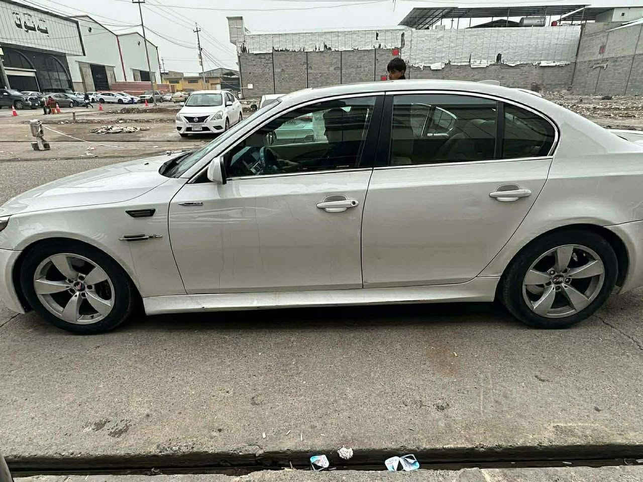 السلام عليكم 
 BMW 530i E60 موديل 2007
وارد خليجي رقم اربيل محرك 3000 n52 المرغوب 
كامل مواصفات تبريد سلايد شغال تحكم ستيرن شغال كروز سرعة سيدي جنجر مري قلاب خزن ميموري 3 بردات والبردة الخلفية كهرباء شغالة السيارة اصل حساسات بس شاديلهه كت رياضي الدعاميات بدون حساس ويل كب وتخم تاير جدد الگير والمحرك جدد ترايك وين ماتريد السيارة مدامة بالكامل من الالف للياء بلكات نوزلات منظومة ماء تبريد ثلج حدادية كاملة مبدلة الجاملغ عكس السايق مبدل نفس اللون بدون ايرباك ولادواخل واكو قطع بيهه صبغ اثر طخات بسيطة تجي تفحص سونار ونخليك على راسنا 
السعر 115 ورقة.
رقم صاحب السيارة *********** بسام
مكان السيارة بغداد البلديات.
