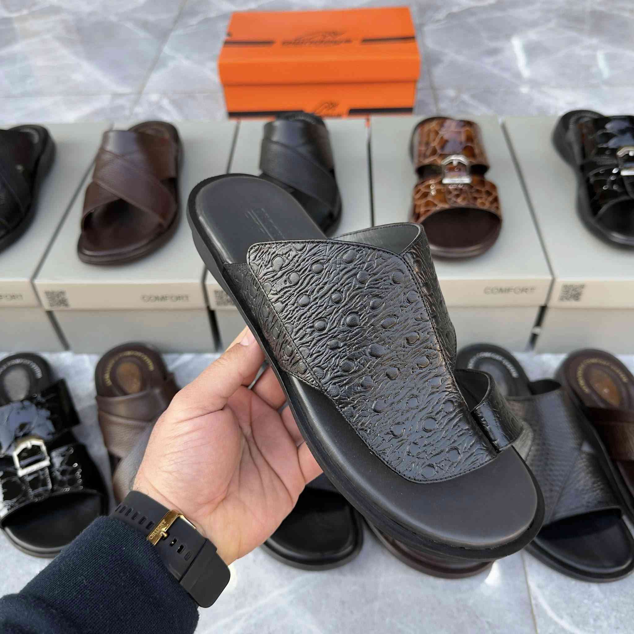 ⁨ ⁨ صنع في العراق 🇮🇶 
 جلد طبيعي من داخل والخارج جلد طبيعي 
⭕ السعر 45,000 DRQ 
*********** :📞
📍:خانقين مقابل مركز شرطة خانقين
