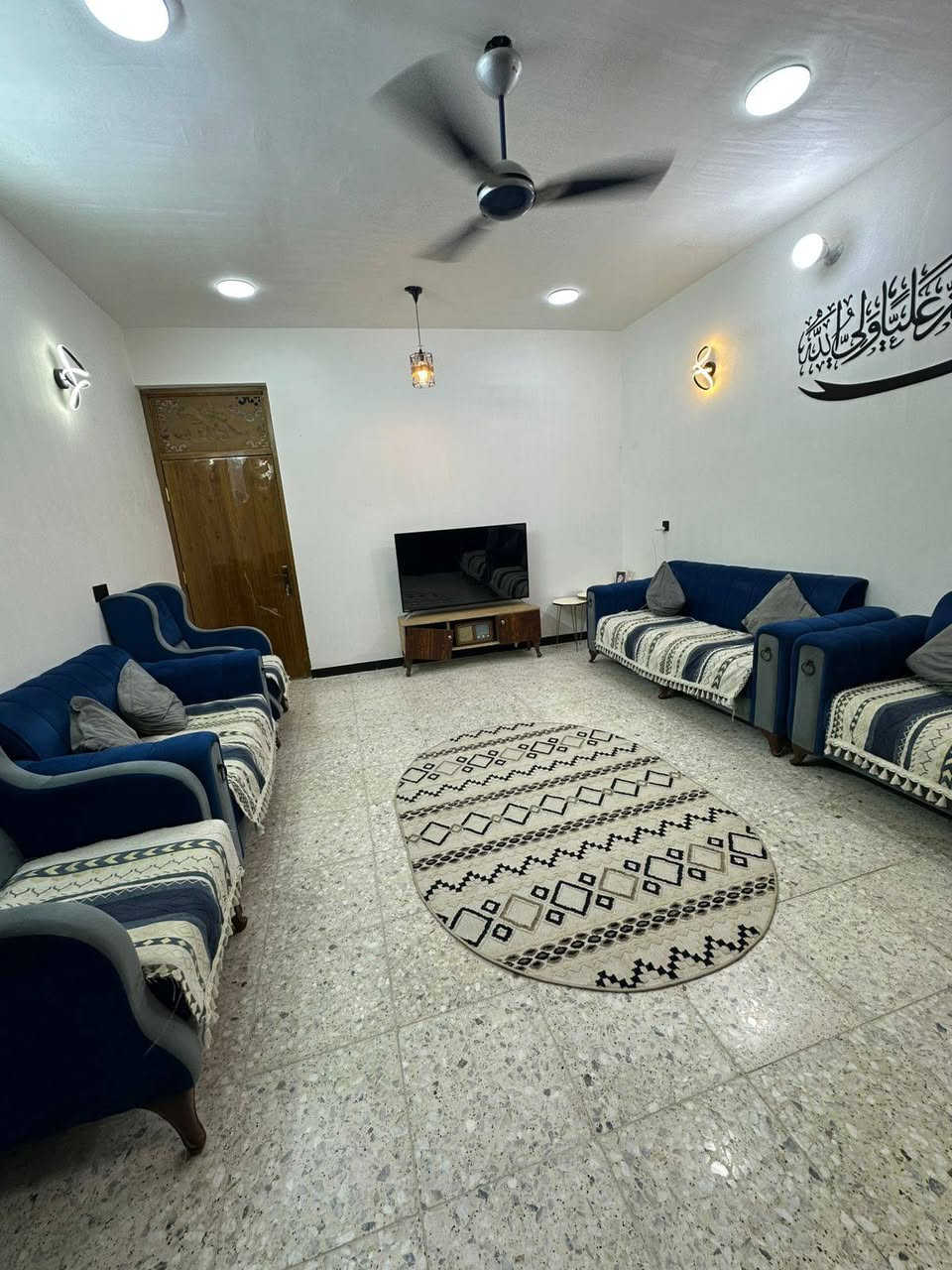 السلام عليكم دار للبيع مساحه 200 متر واجه 10 نزال 20 بناء طابوك  رفت صب مسلح يحتوي ع 2 غرف نوم وصاله واستقبال ومطبخ وحمامات التفاصيل داخل الفيديو العنوان الرشاد حي النورين قرب الشارع العام سادس بيت عن الشارع العام  زراعي واقع حال***********
