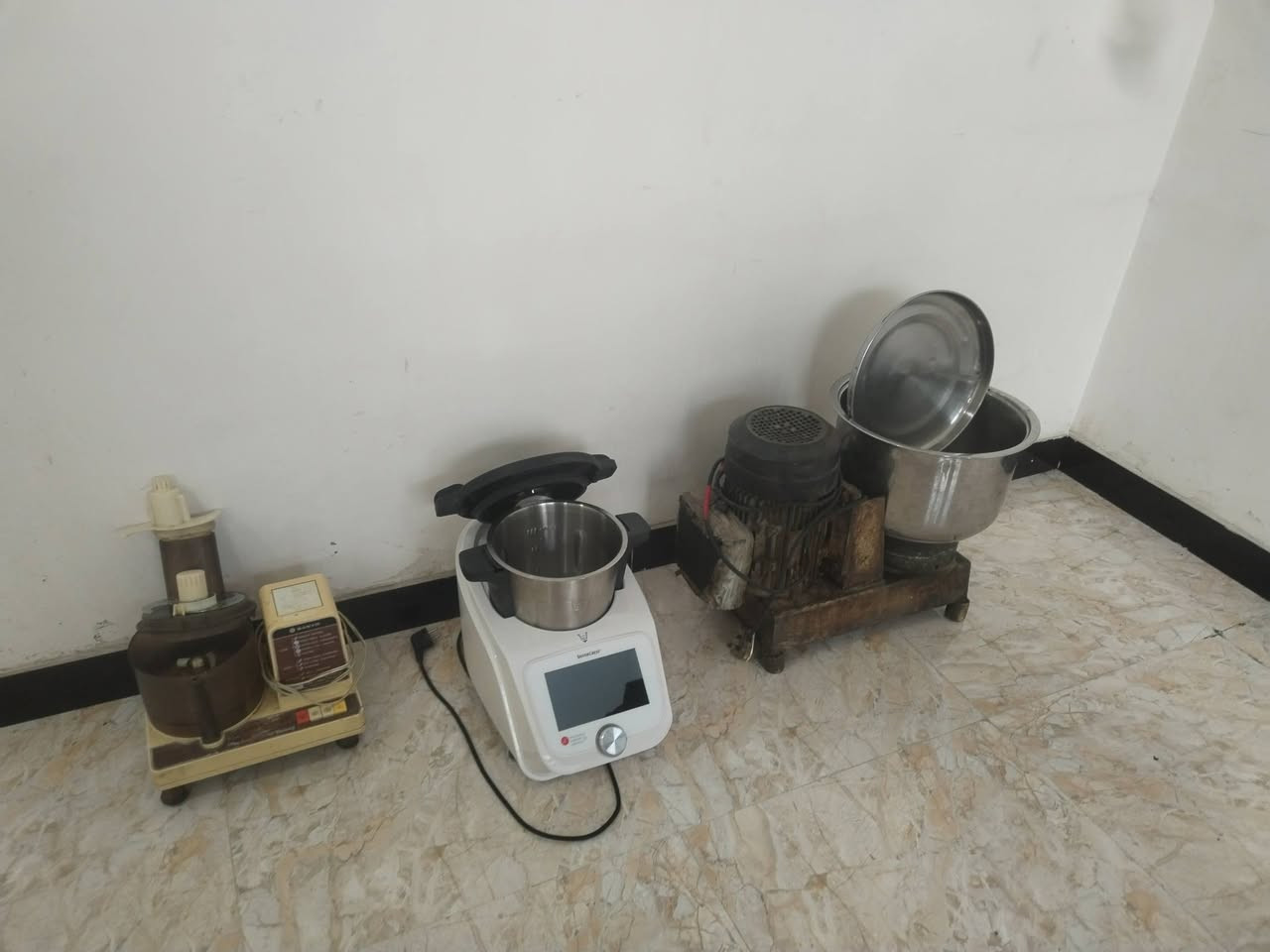 اسلام عليكم من رخصت الادمن اريد أعرض أغراض مطعم للبيع ماكنت حمص صناعيه للبيع مع كنارات لحم مع خلاط ٣ك نوع سلفر كرست الألماني سعر ١٠٠ الف مع خلاط ست البيت نوع سوني ياباني سعر ٥٠ الف مكاني بغداد الصليخ رقمي ***********
