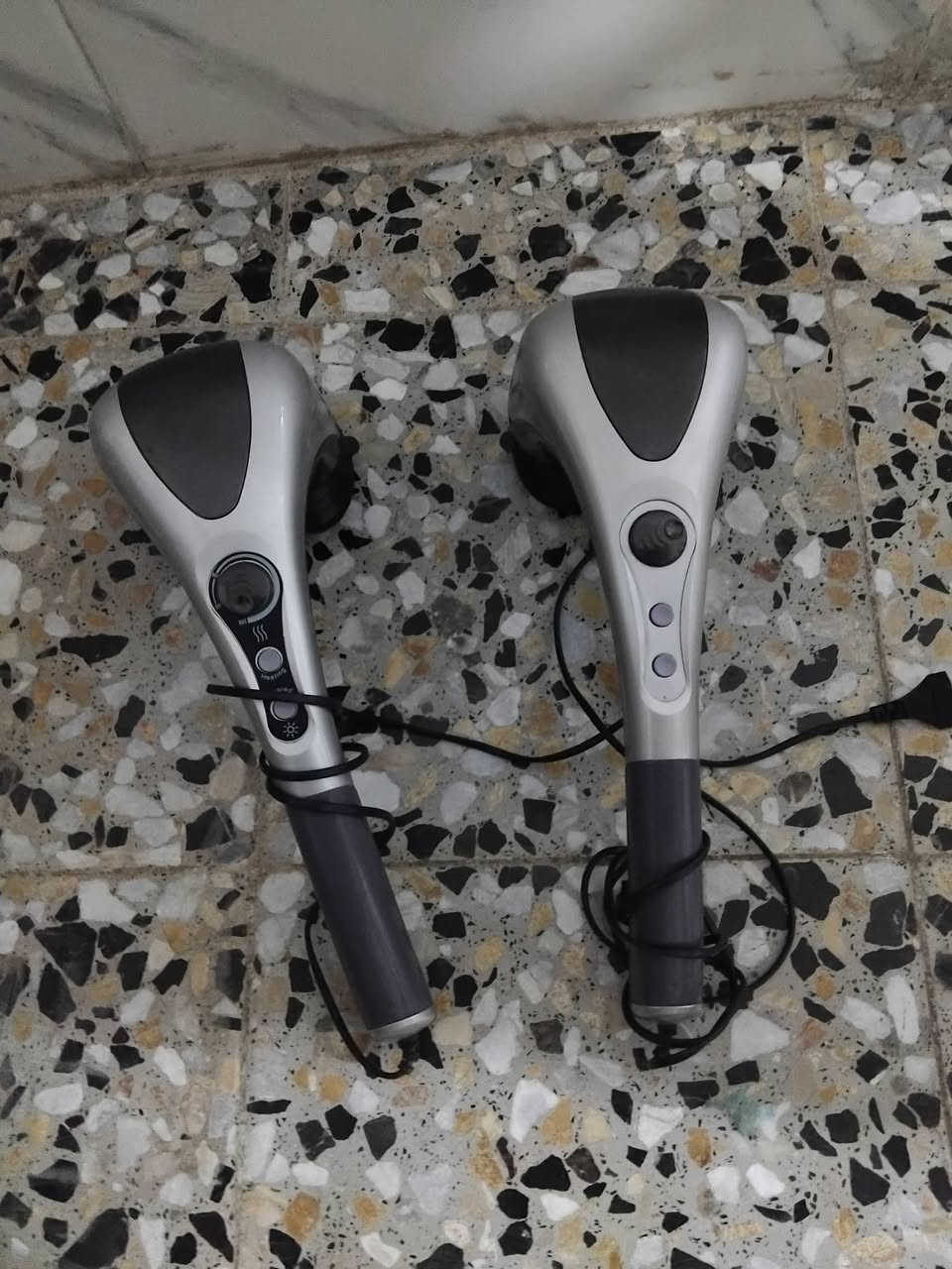 اجهزه تدليك للبيع مال موكب بس محتاجين نسوي تكيه بيهن ٤شحن على تايبسي و٦كهربايات و٢ اجهزه حجم الكبير ***********بقداد العبيدي
