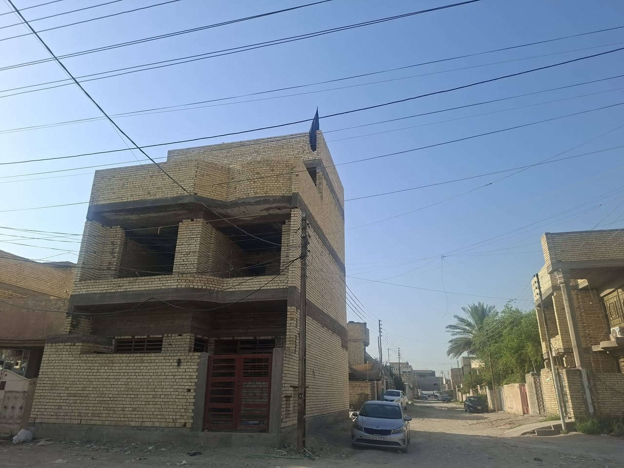 السلام عليكم
بيع هيكل ركن المساحة ١٠٠متر مربع  طابيقن ونص 
يوجد به خمس،غرف نوم وحمامات اثنين موقعه قرب شارع ستين وقرب شارع الامام علي 
 السعر قفل ،١٠٥مليون   الاتصال  على صاحب الدار
*********** ابو امير الشمري
