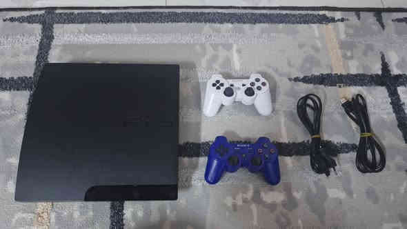 السلام عليكم بلي 3 للبيع 
🔴 جهاز جديد ما مفتوح .

🔴 ذاكره 500 يحتوي على 24 لعبه قويه.

🔴 ملحقات كامله. كيبل HD + كيبل شحن + كيبل طاقه + ثنين يدات .

🔴 مهكر + يشغل اقراص + قابل للأتصال بالأنترنت  وتحديث الالعاب. 

🔴ياباني نضام دائره .

🔴 السعر 135 ألف وبي مجال بسيط .

🔴 اراوس بجهاز اكس بوكس ون اس.

🔴 مكاني الموصل حي المزارع قرب جامع عباد الحق .

🔴 للتواصل .***********
