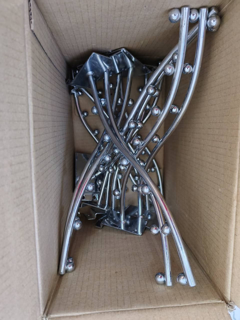 السلام عليكم من رخصة الادمن عندي هاي غراض محل تعاليك واستاندات عدله صجمة مائل وستاند مائل مقوس صجمة ان دي اف  وتعاليك شالات مع تعاليك شحاطات مع تعلاكة ملابس بيظه وتعلاكة ملابس حديد مغلفه مطاط درجة اولى اللي يعجبة يدخلي خاص ماسنجر او رقمي واتساب  والاسعار كلش مناسبة مكاني بغداد  *********** واتساب  مع كرسي عرض احذية
