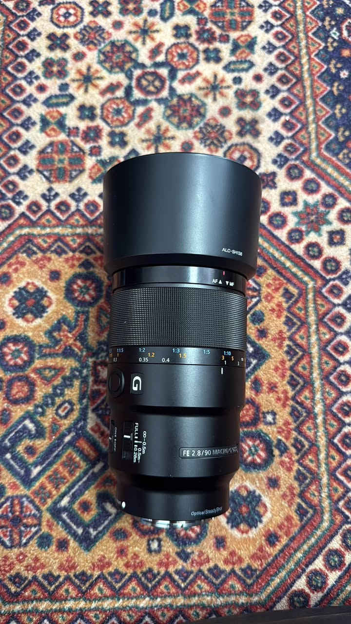 ⸻
📸 للبيع عدسة Sony FE 90mm F2.8 Macro G OSS

عدسة احترافية أصلية من سوني، مناسبة لتصوير الماكرو والبورتريه بأعلى جودة.

✅ الحالة: ممتازة جدًا ونظيفة.
✅ الفوكس والتثبيت شغال 100%.
✅ الزجاج نظيف، بدون خدوش أو فطريات.
✅ العدسة جاهزة للاستخدام وما تحتاج أي صيانة 
السعر خاص مكاني بغداد  ***********

