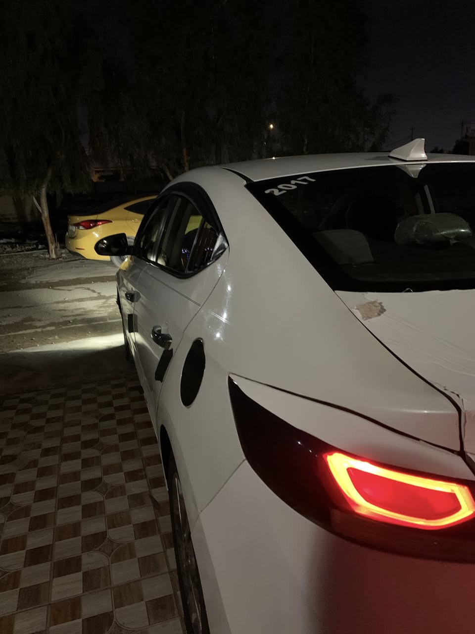 السلام وعليكم شباب النترا ١٧ امريكي ضرر خلفي بدون دواخل بدون تبديل ليبل واحد السياره مكينه٢٠٠٠ دوش كير آي تي جاهزه للاخير تخم تاير صدر كله جديد 
سياره حلوه وناعمه 
مكينه بيها خيط بخار ومعروف عال١٧ ١٨ كله بيه خيط 

السياره نص فول مودات قياده سبورت ايكو نورمال 
تحكمات ستيرين جهتين 
ادامه كامله مسوي عالسياره تخم مجاول تخم بلكات على رقم الشاصي نوزلات عبوه فيت بم حاويه 
منظومه المي راديتر  جوينات واتر بم كله جديد وكاله وبشرط استخدم مي زيتي وابدله كل فتره يعني المكينه داخلها جديد 
السياره ماشيه ١٦٥ الف  
سعر السياره ١١٨ وبيها مجال للشراي 

مكاني بعقوبه وهذا رقمي ***********
* ملاحظه كل تفاصيل السياره بالمنشور شوف الصور واتصل وبخدمتك لا تتصل ودكولي شبيها مابيها تعال شوف بعينك
