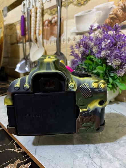 السلام عليكم كانون 700D
شاشة قلابة المس + عدسة 100_400دبل 
هود عدسة +رام 16 +حزام +كرب دبل بطارية 
شاحنة اصلي +جنطة  اريد مراوس عدسة 70_200
مكاني بغداد جسر ديالى 
وهاذة رقمي ‭٠٧٧٣ ٩٥٣ ٦٦١٨‬ ❤️👋🏻
