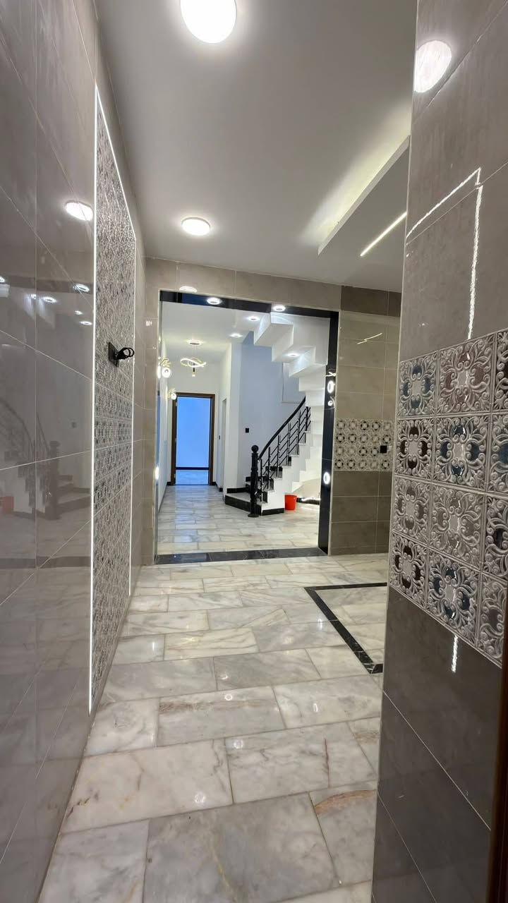 للبيع 100 م بناء حديث وتصميم متكامل! 🏠✨
الموقع: حي الجهاد - منطقة الأمانة (خلف الشارع العام مباشرةً - موقع مميز ).
المساحة: 100 متر مربع (واجهة 5م × نزال 20م).
نوع العقار: طابو ملك صرف (سند جاهز).
التصميم الداخلي:
3 غرف نوم مريحة.
صالة استقبال واسعة ومطبخ حديث.
حمامات عدد 2 + منور لتهوية مثالية.
بيتونة وسطحين (استغلال ذكي للمساحات).
المواصفات الفنية:
أرضيات مرمر فاخرة.
أبواب "قاصة" تركي توفر أعلى درجات الأمان.
شبابيك ألمنيوم (سلايت ومفصلي) لعزل ممتاز.
المنزل جاهز للسكن الفوري ولا يحتاج لأي مصاريف إضافية!
📍 للتواصل والاستفسار:
اتصال أو واتساب: ***********
***********9  اتصال
