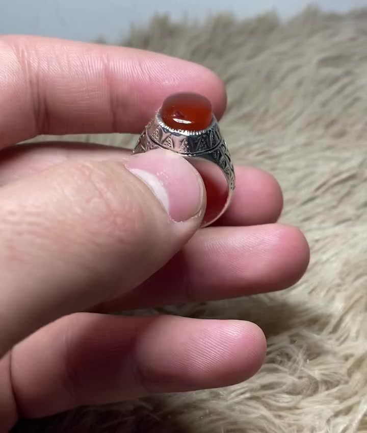 السلام عليكم خاتم عقيق يماني مشمشي صياغة عرفان
الوزن(11غ) قياس الخاتم(26) للبيع فقط يوجد توصيل
***********
