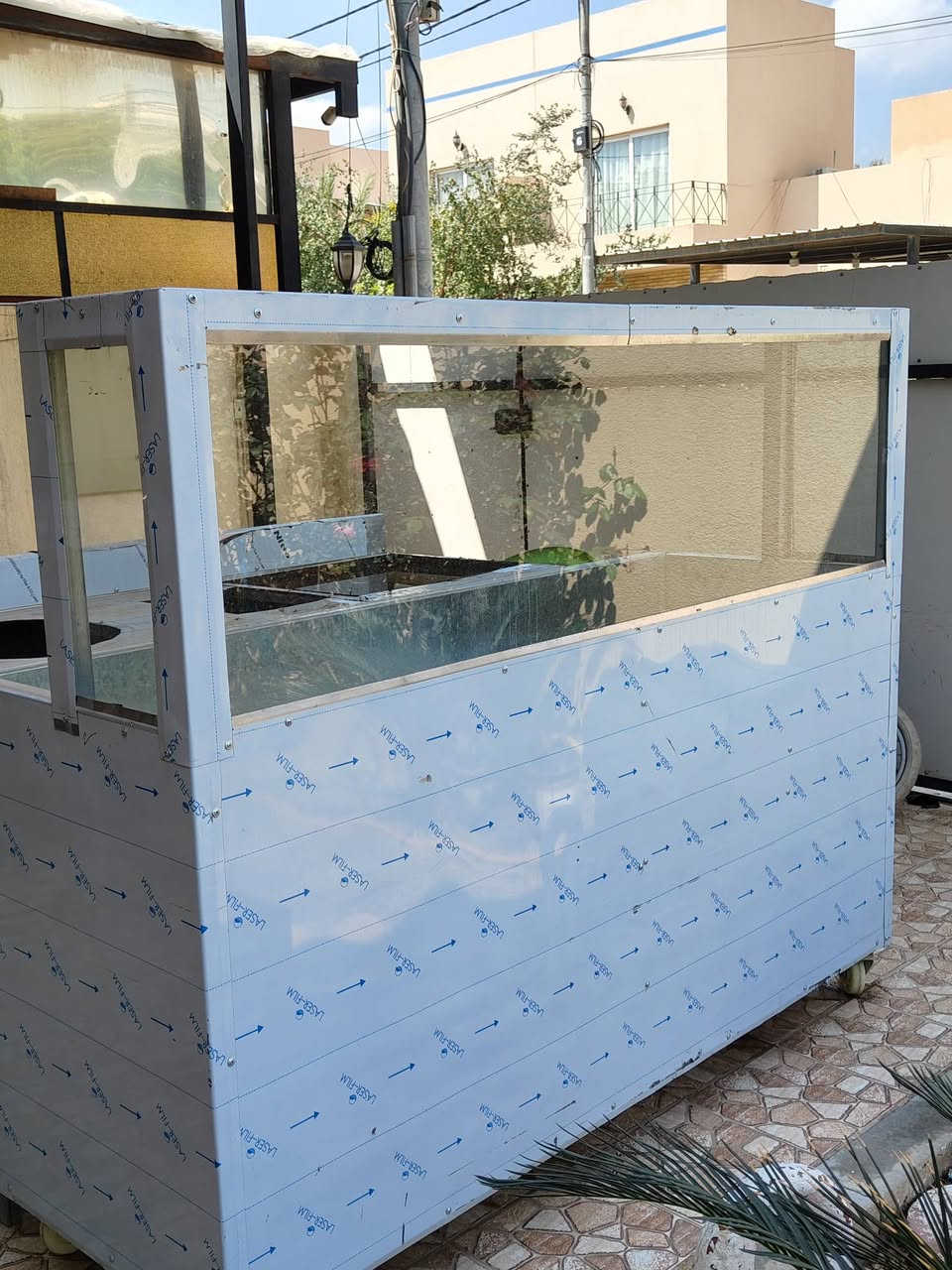 اغراض مطعم كله جديد غير مستعمل 
كرل ( شواية بركر) 
طباخ ثلاثي قلايات وكرل
حماية أكل غاز 
2 ميز تحضير ستيل 
*********** 
موقع الحلة

