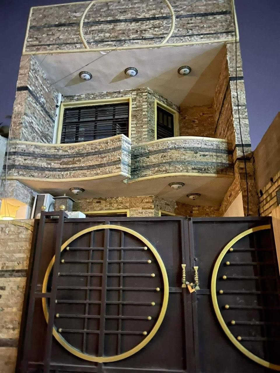 للبيع بيت سكني – فرصة مميزة

📍 الموقع: الدورة-مقابيل شارع ابو طيارة-شارع نسائم النخيل – المربع الأول
📏 المساحة: 100 متر
📄 الملكية: طابو زراعي / سند 25
🚪 الواجهة: 6 متر

🔹 تفاصيل البيت:
 • يحتوي على 3 غرف نوم
 • صالة واسعة
 • مطبخ
 • خدمات (حمام + توابع)
 • تصميم مناسب للعائلة

🔹 حالة العقار:
 • البيت مؤجر حالياً بـ 550 ألف شهرياً (دخل ثابت)

💰 السعر المطلوب: 180 مليون دينار عراقي
📌 السعر قابل للتفاوض للجادين

⸻

📞 للتواصل والاستفسار يرجى المراسلة على الخاص أو الاتصال على الرقم او الاتصال على الواتساب 
▶️ (***********)
