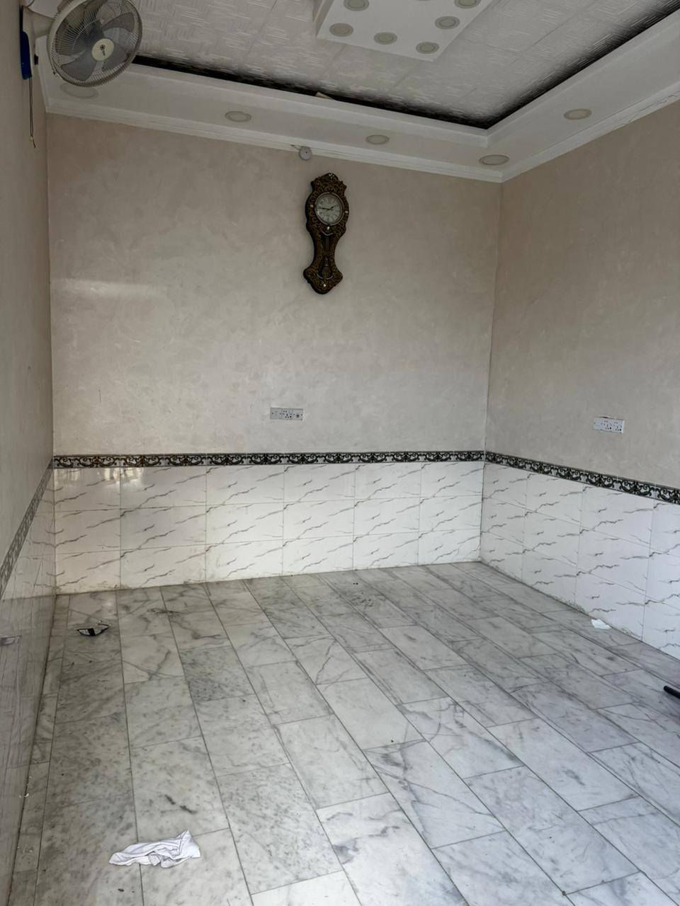 السلام عليكم 
بيت للبيع للبيع  
المساحة 150 
الطابق الارضي دوانية وصالة وغرفتين ومطبخ وصحيات داخلية وخارجية 
الطابق الثاني صاله وغرفه 
موقع البيت قرب مدرسة محمد باقر الصدر 
ملاحظة : البيت لا يباع بالمبادرة بيع مباشر فقط 
للاستفسار.. 
***********
