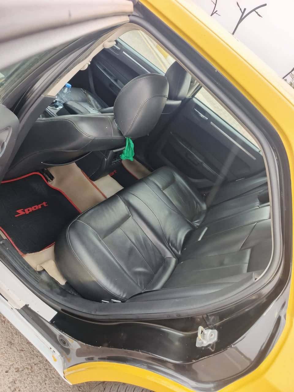 يالله للبيع اوباما 2010اصل جاهزه كير مكينه حداديه تخم تاير ضفيره وقاعدة فيوزات جدد جاهزه للشغل مصفره هيئه وغرامه مبدل بيها بس باب الصدر سنويه باسمي تحويل ثاني يوم السعر 120وبيها مجال بسيط لشراي لتواصل واتساب ***********/مكان سياره واسط بدره
