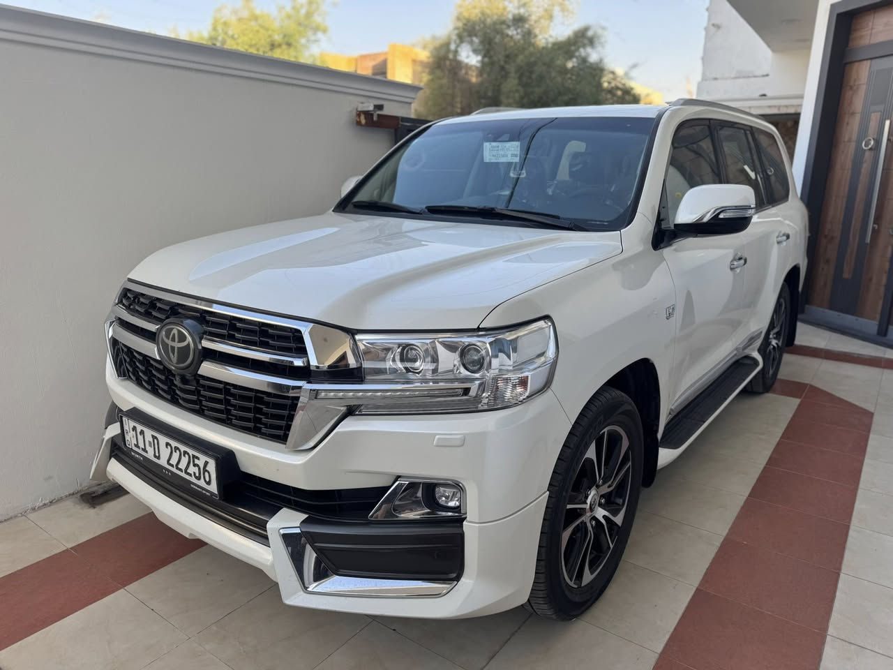 السلام عليكم للبيع لاندكروز 2021 فئة VXS ام الرادر مواصفات لكزز السياره كفاله عامه من الصبغ والضربه والتبديل ماشيه 67الف رقم بغداد  بااسمي تحويل ثاني يوم 
محرك 8 سلندر 5700
جكات
بصمات
جنطه كهرباء
3 شاشات
فتحه
تشغيل عن بعد
مقاعد خزن ميموري
مكاني بغداد 
للستفسار ***********
