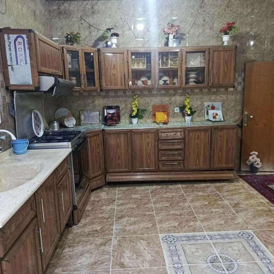 سلام عليكم يوجد بيت للبيع ال مساحه 300حي الفرسان قرب جامع صابرين
سعره75وبه مجال 
رقم .***********
