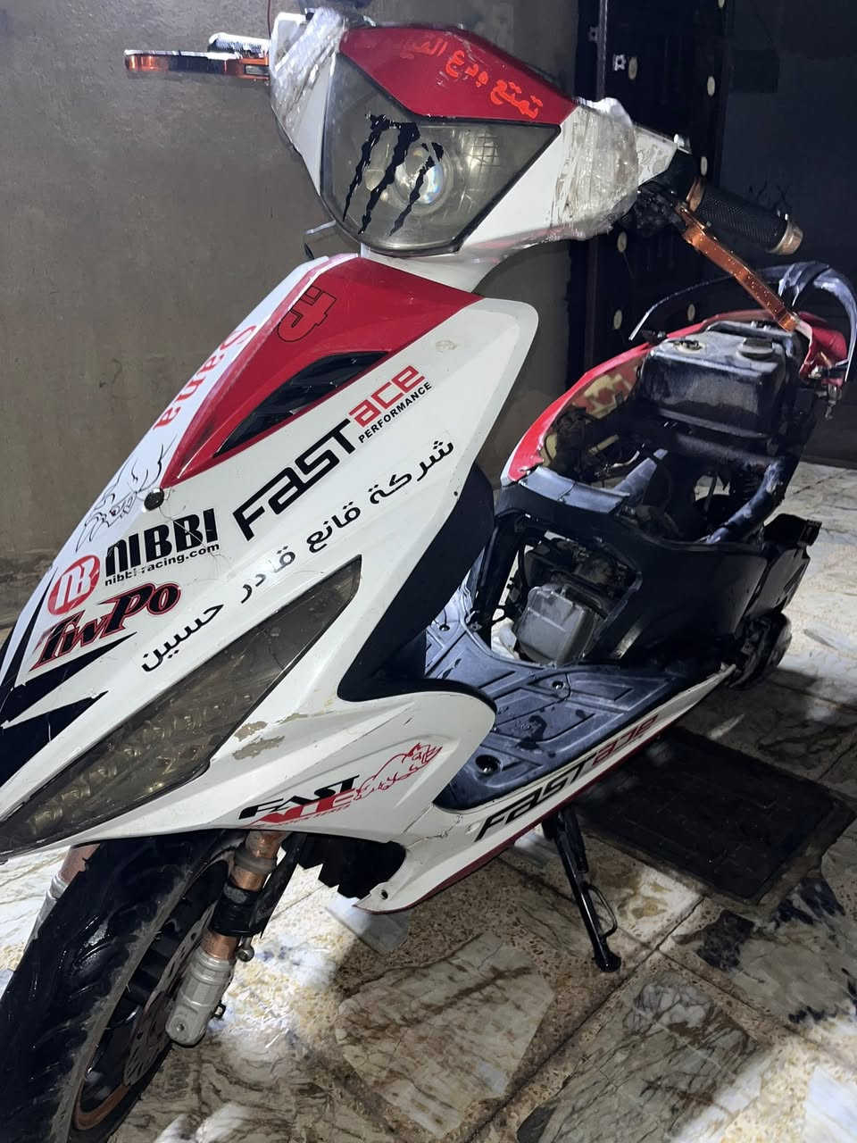 سلام عليكم ماكس مضلع صيني للبيع بسعر 200 قفل لا تدور ويايه كفرات جانبية موجود يحتاجلة لحيم امامي بل وجة ما موجود.
 واتساب ***********
