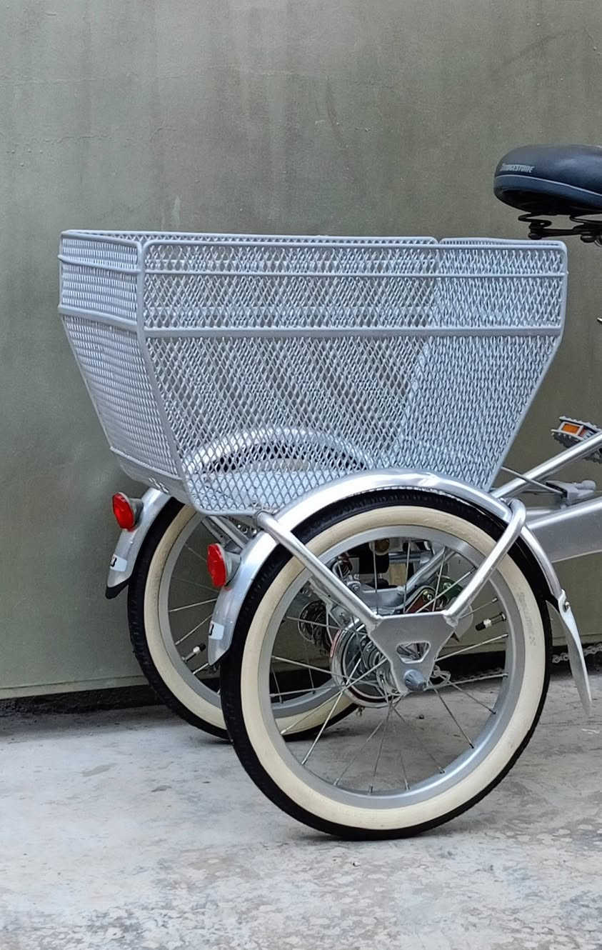 🚴‍♂️✨ السلام عليكم ورحمة الله وبركاته ✨🚴‍♂️
📢 دراجــة هــوائــيــة لــلــبــيــع
🔹 دراجة شويه مختلفة ومميزة 
👍3 اطارات  
🔹 ياباني أصلي 🇯🇵
🔹 ماركة برجستون 
#تصعد من عشر سنوات فما فوق 
#ترهم صغار كبار 
🔹 الحجم 20
🔹 النظافة 95% 
🔹 معدن ألمنيوم 
🔹 سلة أمامية وخلفية بلادي
🔹 وضع شركة – الدراجة كاملة أصلية
📍 العنوان: كربلاء / طويريج
🚚 تتوفر خدمة توصيل لجميع محافظات العراق
📩 للاستفسار أكثر:
خاص أو على الرقم 📞 ***********
