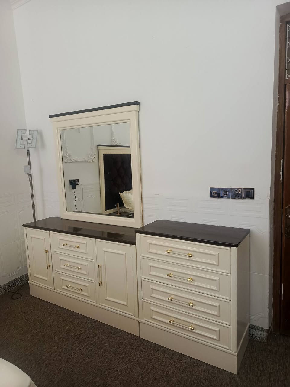 بيع مستعجل 
متوفر غرفه نوم خشب عراقي درجة اولى 
نوع مودرن ايطالي جديده الغرفه صارلها سبوع من جابها النجار بسعر مناسب واتساب ***********  ابو صخير
