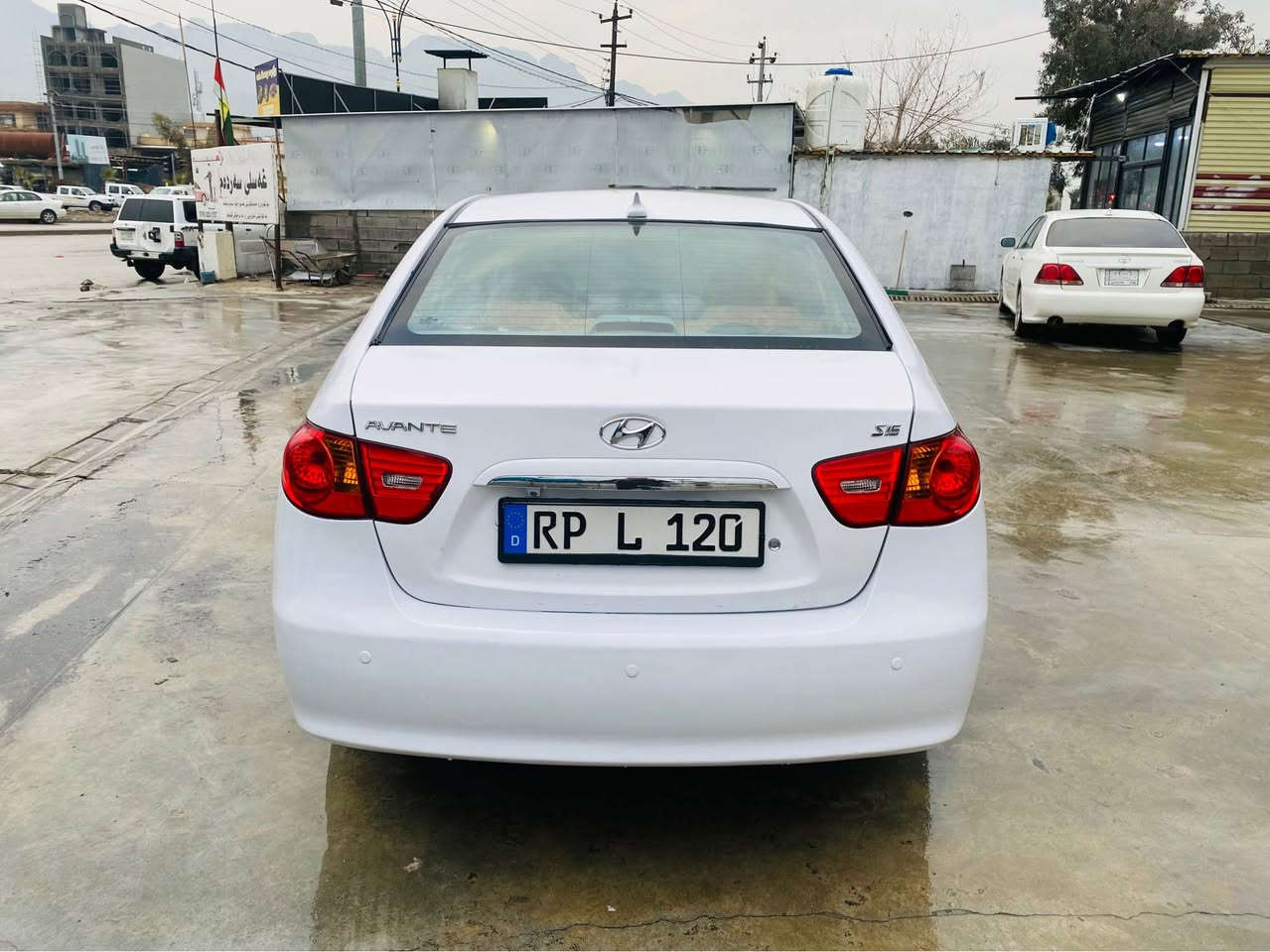 ئافانتي مؤديل 2010
فول فول مواسه ڤات 
ته نها سلايت نيه
كوشن هيته ر شاشه
ئاوينه كاره باي ته بريت له مس
سه ياره كه تابلي لؤكه 
١٤٠رؤيشتوه قوپانوشوختي نيه
وه سف ناكري له جواني ماشالله ي دوي
***********
*********** رانية, السليمانية
