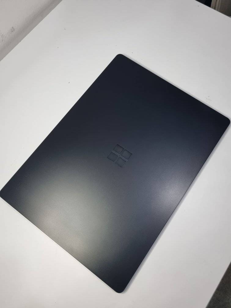 للبيع: Microsoft Surface Laptop (إصدار متميز)
​الجهاز يجمع بين التصميم النحيف الفاخر والأداء القوي المخصص من مايكروسوفت.
​🔹 المواصفات الفنية (Specifications):
​المعالج: AMD Ryzen 7 (Microsoft Surface Edition) – بـ 8 أنوية حقيقية و16 خيط معالجة، أداء سريع جداً وسلس في تعدد المهام.
​الذاكرة العشوائية (RAM): 16 GB (تظهر 15.5 GB فعلياً في النظام).
​التخزين (Storage): 512 GB NVMe SSD (هارد فائق السرعة لإقلاع النظام وتشغيل البرامج بلمح البصر).
​كرت الشاشة: AMD Radeon(TM) Graphics (مدمج ممتاز للأعمال اليومية، التصميم، والمونتاج الخفيف).
​الشاشة: شاشة Surface المميزة بدقة عالية وأبعاد 3:2 المريحة جداً للتصفح، القراءة، وإدارة الأعمال.

السعر :750,000


**إذا كنت صاحب هذا الإعلان وتريد حذفه لأي سبب، رجاءا أرسل رسالة إلى الدعم الفني**