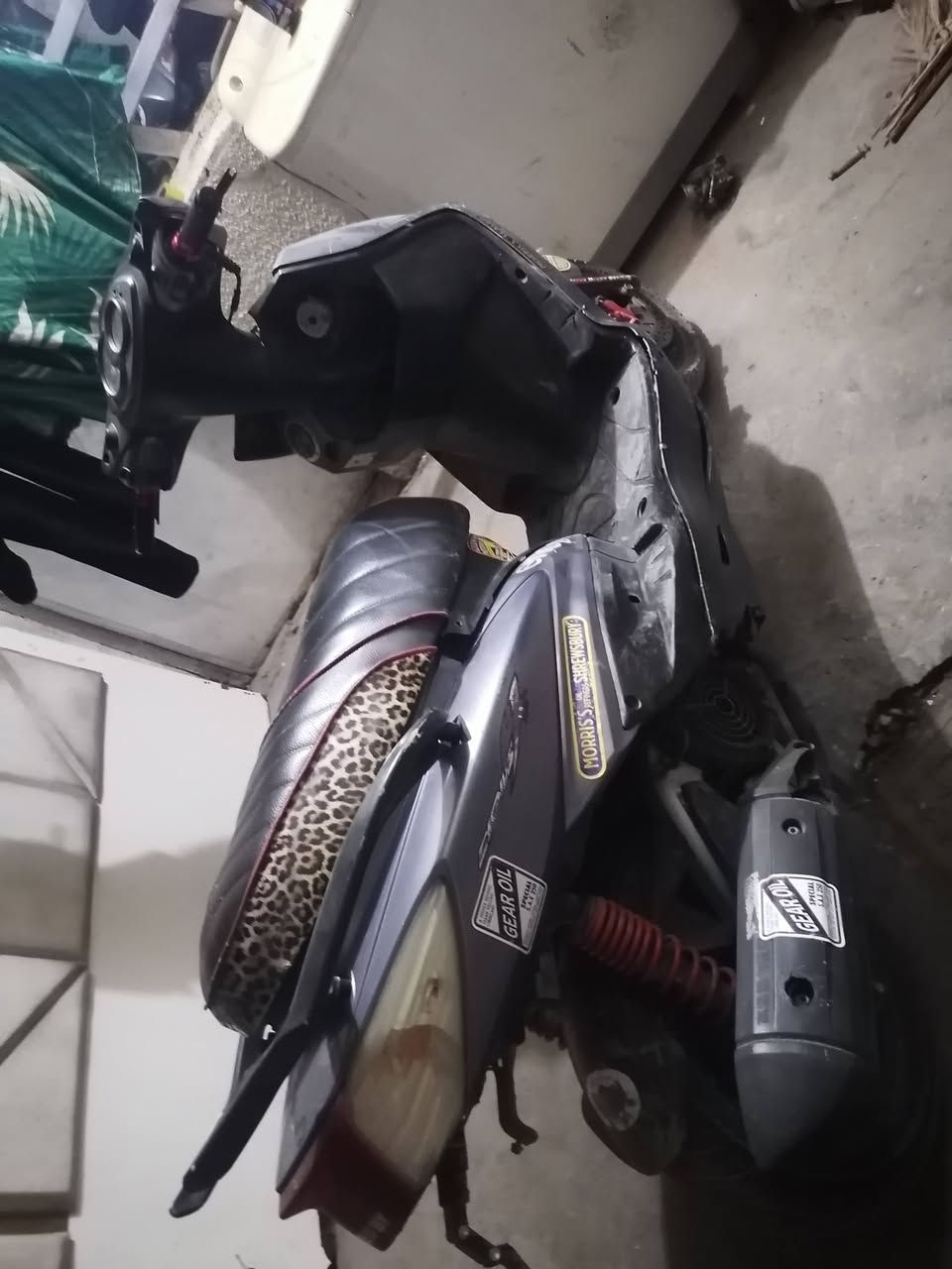 يا الله السلام عليكم دراجه سكنس فحل مكينه خير من الله ما مفتوحه نعومه فول شلعه معدل شرط كفرات ختم راحد حته البك لايد مختوم ويه الكفر كهربايات كله شغاله سلف هندر العنوان بغداد المعامل ***********.  السعر 400بيه مجال قليل
