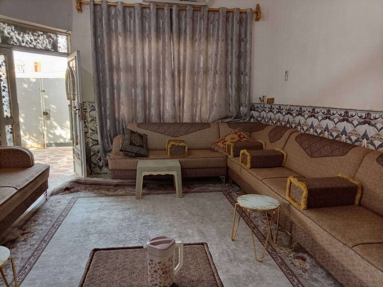 بيت للبيع حي الحكيم شارع الوائليه أول بيت بالفرع مجاري كهرباء ماء مستوصف صحي مدارس يبعد عن الصب 20 مترر

 البناء بلوك 
الاساس ( البتلو ) طابوك 
المساحة 300 متر 
غرفتين + صالة + حمام  ومنور + مطبخ + استقبال + كراج سياره + حديقة جانبية

 للاستفسار ***********
للاستفسار ***********
