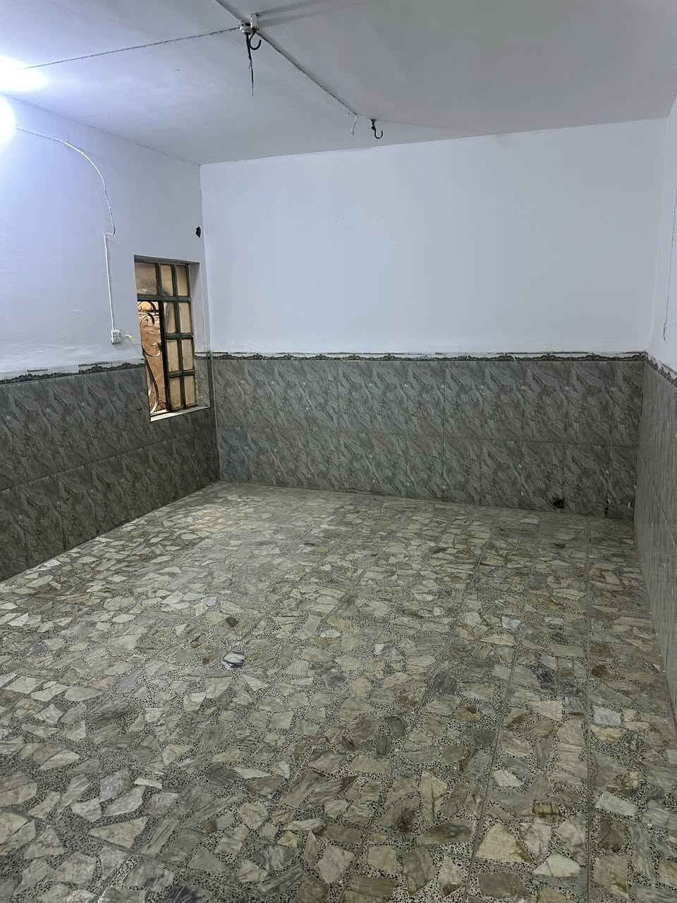 السلام عليكم
للبيع بيت  100م مربع 10*10 طابق واحد شيلمان
حي الوفاء شارع 10 مفتوح ع 20 وع 15  قرب مدرسة نور الحسين 
يحتوي على غرفه وصاله ومطبخ واستقبال وصحيات عدد 2 
البيت نضيف وفارغ 
***********
