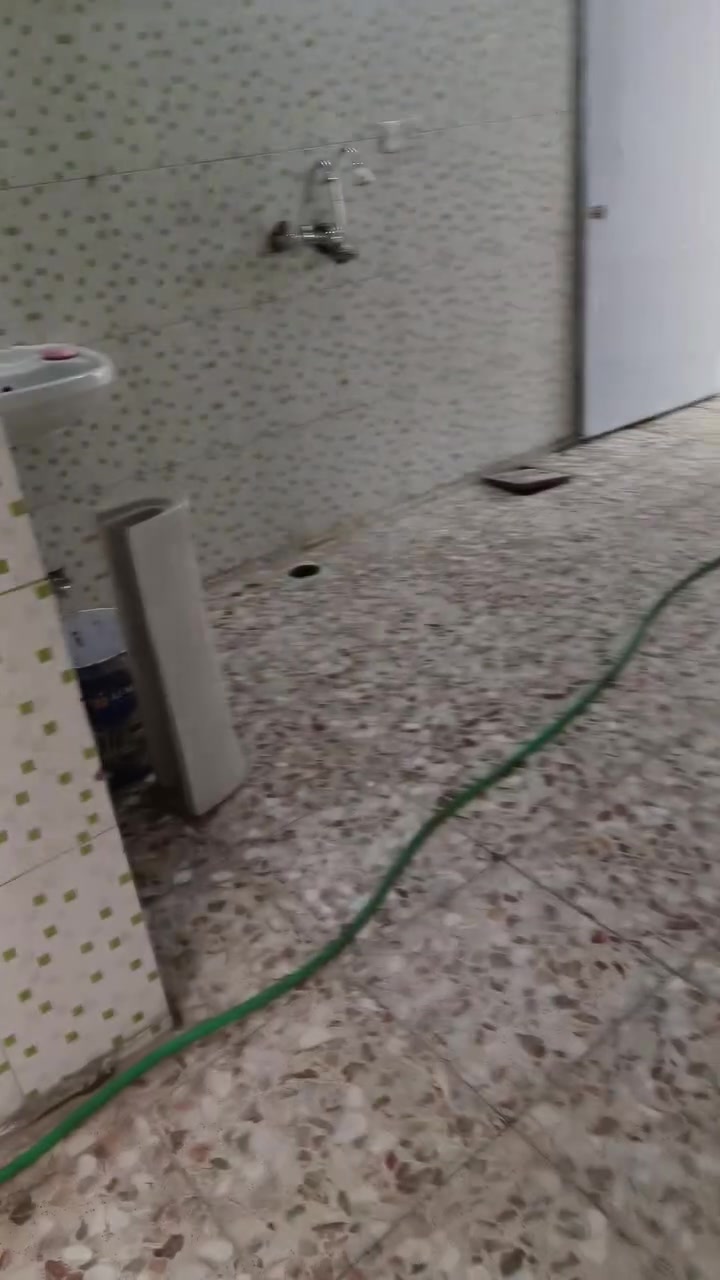 بيت ٥٠ متر واقع حال ٦٠ طابو صرف واجه ٣.٣٣ ونزال ١٥ مناسبه لعائله صغير
يحتوي الارضي على استقبال كبير وغرفه خدمات والطابق الثاني غرفه نوم درجها بطرمه وايضا وسطح خلفي يرهم بناء غرفه اخرى
السعر المطلوب ٤٥ مليون وقطع مساحه ال٥٠ متر 
للاستفسار واتساب ***********
