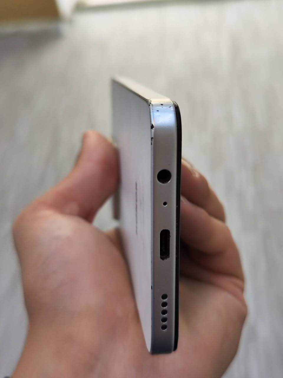 شاشة:النوع: TFT LCD بحجم 6.77 بوصة
التردد: تدعم معدل تحديث 120Hz لسلاسة.
المعالج: Snapdragon 685 (تكنولوجيا 6 نانو).
الذاكرة العشوائية (RAM): يأتي بـ 8 جيجابايت.
ذاكرة التخزين: 256 جيجابايت
 الكاميرات الأساسية: كاميرا خلفية بدقة 108 ميجابكسل تقدم تفاصيل جيدة في الإضاءة النهارية.
السيلفي: كاميرا أمامية بدقة 8 ميجابكسل.
السعة: بطارية ضخمة بسعة 6000 مللي أمبير .
الشحن: يدعم الشحن السريع بقوة 35 واط
مستشعر بصمة مدمج بزر الطاقة.
نضافة ٨٠ بالمية نفس ما موضح بالصوره
السعر ١١٥ الف بي مجال بسيط مكاني نجف ***********
