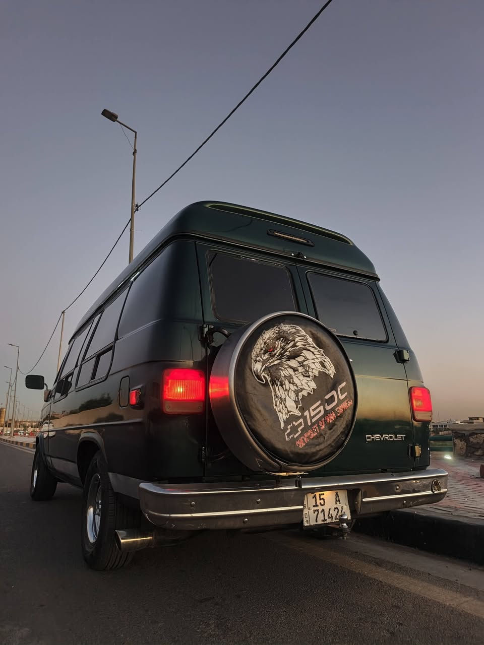 للبيع:
شوفرليرت 
شوفر
شفرليت
شفروليت
شيفروليه G20 Van Explorer موديل 1995
اخت ال جمسي فاندورا
المعروفه ب ساندي بيل 

أمريكي أصيل… نادرة… وسيارة مو مال أي واحد

للبيع Chevrolet G20 Van Explorer موديل 1995، واللي يعرف هذا النوع من السيارات يعرف زين شنو معناها، ويعرف شكد صار صعب تلقى وحدة نظيفة، كاملة، ومعتنى بيها بهالشكل.

هذه مو سيارة عادية حتى تنباع بسعر سيارة والسلام…
هذه فان أمريكي أصيل، قطعة من زمن السيارات الحقيقية، زمن الهيبة، الراحة، والفخامة اللي هسه قليل تلقى مثلها.

السيارة باختصار:

سيارة نادرة جدًا، عليها إدامة كاملة ومصروف عليها صرف كبير ومحترم، لأن بصراحة هذا النوع ما ينوخذ إلا من شخص يعرف قيمته ويحافظ عليه، والحمد لله كانت دائمًا بأيدٍ تقدرها وتعتني بيها مثل ما تستحق.

المواصفات:

- الموديل: 1995
- النوع: Chevrolet G20 Van Explorer
- المحرك: 5700 سي سي
- المكينة: 350 المشهورة
- الگير: أوتوماتيك 700
- التبريد: ثلج  ❄️❄️❄️
  أمامي + خلفي (فريزرين)

وضع السيارة:

- الحمد لله السيارة ما تشكو من أي عطلات
- جاهزة وتوكل
- كل شيء بيها تقريبًا على وضع البلادي
- سيارة تدخل داخلها، ترجع بيك 30 سنة لورا… لزمن السيارات الأمريكية الأصيلة، لزمن الفخامة والبساطة والقوة بنفس الوقت 🥸

بخصوص الصبغ:

بسبب عمر الصبغ وبعض الزلغات وجراد السقف ، تم صبغ السيارة كامل عند الفنان المبدع حسين معيبر ⭐
والشغل مرتب ويليق بسيارة بهذا المستوى.

ليش هذه السيارة مميزة؟

لأنها من النوع اللي بعده يحافظ على روح السيارة الحقيقية:

- مكينة معروفة وقوية ومجربة
- قير معروف واعتمادي
- بدون تعقيدات مزعجة
- لا كمبيوترات تخوف
- لا تكنولوجيا زايدة
- لا وجع راس السيارات الحديثة
  فقط سيارة أمريكية محترمة، قوية، مريحة، وعندها حضور وهيبة بالطريق.

🎄🎄🎄🎄سياره مال سفرات جميله جدا متعه ما تلاقيها بغير سياره 
الكرسي الكشن الكبير الخلفي تقلبه يصير  سرير يكفي لثلاث اشخاص 

إضافات مهمة:

- التايرات تخم
- السيارة والسنوية باسمي
- وعند الشراء إن شاء الله عقد مروري وتحويل مباشر

---

تنويه مهم جدًا:

هذه السيارة مو موجهة للّي يدور أرخص شيء بالسوق
هذه للّي يعرف قيمة الـ G20 Explorer، ويعرف شنو يعني تلقى سيارة بهالعمر وبهذا المستوى من النظافة والاهتمام.

أنا أعرف زين شنو أبيع، والناس اللي تحب هذا النوع من السيارات وتفهم بيه راح تعرف قيمة السيارة من أول نظرة.

إذا حضرتك تشوفها غالية، الله يرزقك بأحسن منها وأرخص، وكل الاحترام إلك 🌹
أما إذا كنت جاد وتعرف قيمة السيارة، فـ أهلاً وسهلاً بيك و مليون  مرحبا 💚

💲 130 ورقه و مجالها جد بسيط 

☎️📞 

***********
