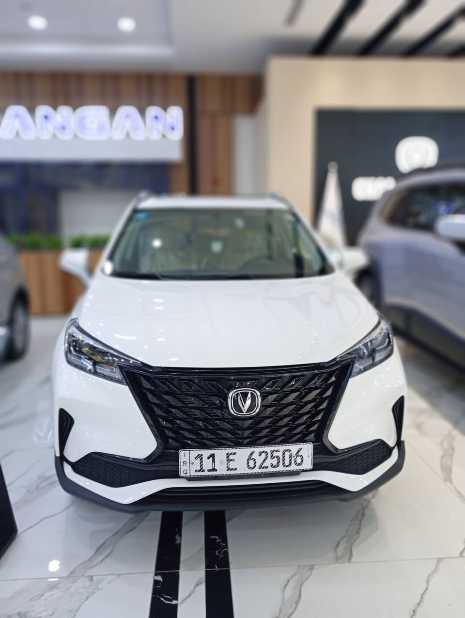 سيارة شانجان CS15 هي سيارة كروس أوفر مدمجة تتميز بمحرك 1.5 لتر بقوة حوالي 105-107 حصان، وتأتي بناقل حركة أوتوماتيكي 5 سرعات، وتوفر تجهيزات مثل شاشة لمس، كاميرا خلفية، فتحة سقف (في الفئات العليا)، وميزات أمان مثل نظام الثبات الإلكتروني، لكنها قد تعاني من عزل صوتي ضعيف للمحرك وتسارع متوسط.
المواصفات الأساسية:
المحرك: 4 أسطوانات، سعة 1500 سي سي (1.5L).
القوة: حوالي 105-107 حصان.
العزم: 145 نيوتن متر.
ناقل الحركة: أوتوماتيكي 5 سرعات (DCT).
نظام الدفع: أمامي (FWD).
السرعة القصوى: غير مميزة بشكل كبير.
استهلاك الوقود: اقتصادي نسبيًا (حوالي 6.6 لتر/100 كم). 
التجهيزات والكماليات (تختلف حسب الفئة):
الأمان: وسائد هوائية، فرامل مانعة للانغلاق (ABS)، نظام الثبات الإلكتروني (ESP)، برنامج التوازن عند المرتفعات، نظام مراقبة ضغط الإطارات، وأجهزة تحذير مسافة خلفية.
الترفيه والتكنولوجيا: شاشة لمس (7 أو 9 بوصة)، بلوتوث، USB، عرض الهاتف، كاميرا خلفية.
الراحة: مكيف هواء، فتحة سقف بانوراما (في الفئات الأعلى)، تحكم كهربائي بالمقاعد، فرش جلد (في الفئات الأعلى)، مثبت سرعة.
الشكل الخارجي: مصابيح هالوجين، جنوط مقاس 16 أو 17 بوصة، حامل سقف. 
نقاط القوة والضعف: مميزات: قيادة مريحة، تصميم جيد،
للاستفسار اتصال ع رقم مستشارة المبيعات 
☎️📞***********
