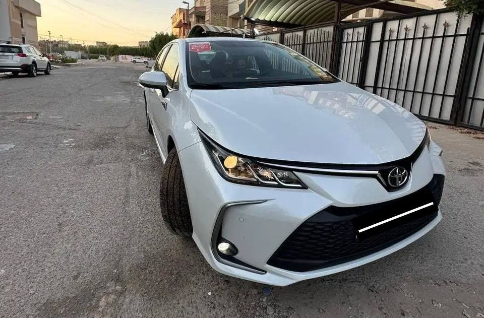 #ياباني_اصلي 🔥
تويوتا كورلا 2025 خليجي 
ضمان ساز  شركه SAS ✅ 🟥
فول مواصفات فتحة سقف....  1/1
حجم المكينة : 1800 بنزين
بصمة تشغيل 
دخول ذكي 
عداد 500 متر فقط 
تبريد قطعتين 
شاحن لاسلكي وايرلس 
تحكم ستيرن 
مثبت سرعة 
شاشة 
كاميرا خلفي
جنح خلفي بلادي 
حساس امامي خلفي 
ويلكب كروم 
مري شفط 
مري كروم اسود 
اشارة بالمري 
لايت لد 
صيانة مجانية 40 الف او سنتين 

مكان السيارة بغداد 
رقم صاحب السيارة 
***********

السعر :: اطلبه بالتعليقات يصلك خاص 📩

#ادارة_الصفحه ⚡

ملاحظه / 🔴
مدير الصفحه غير مسؤول عن بيع وشراء واصوليات السياره نحن صفحه لعرض السيارات فقط.

