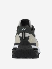 ٤٤ ونص • يلبس ٤٣ • نظيف ١٠٠٪