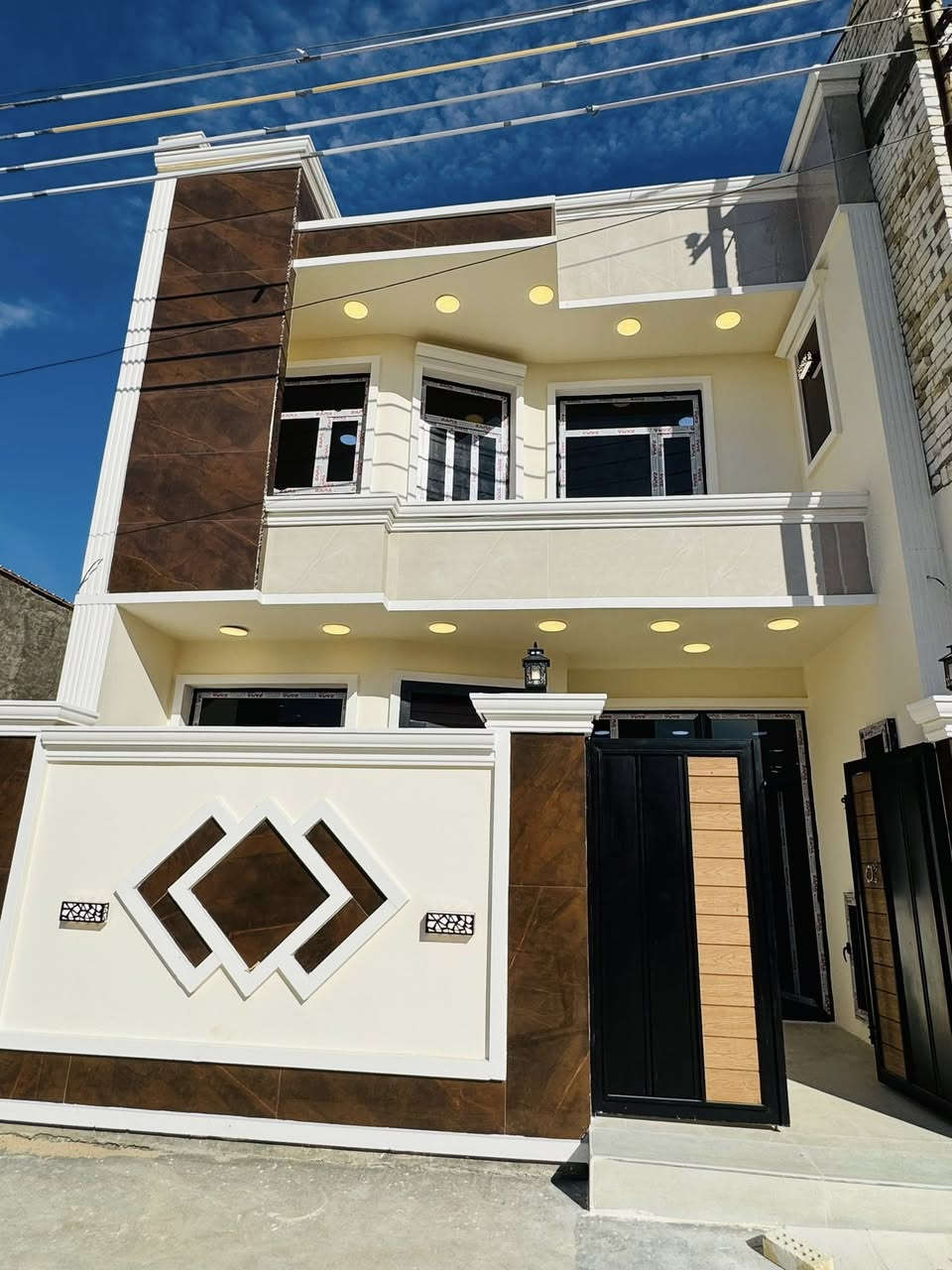 #السلام عليكم 
🏠#دار_للبيع   100متر واجهيه 6،25متر نزال 16متر
 بناء طابقين حديث 
يحتوي البيت. ع[3غرف نوم -استقبال -صحيات عدد 2- صالة- ومطبخ] البيت شغل درجة اولى 
مع كامل الخدمات
🔴ملاحضه البيت جاهز للسكن 🔑
⬅️نوع العقار  طابو زراعي سند 25 اقرار محكمه 
⬅️العنوان #بغداد_الدوره_البوعيثه   
مجمع السلطان الثالث
🔴للاستفسار  خاص او الاتصال ع الرقم 

☎️***********
☎️***********
