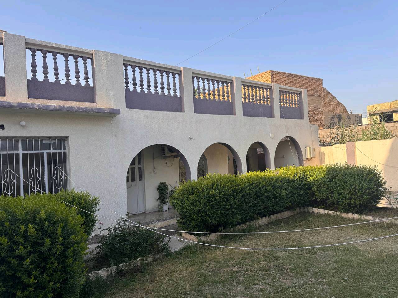 إعادة نشر بسبب الوعود دار للبيع طابو صرف في الصويره حي الحسينية شارع المواكب مقابل محل ادوب الخيكاني داخل دربونه عرضها ٣م مساحة البيت ٣١٥ م طابق واحد يحتوي على ٣ غرف نوم واستقبال ومطبخ وصاله و٣ صحيات للأستفسار الاتصال على الرقم *********** او وتساب