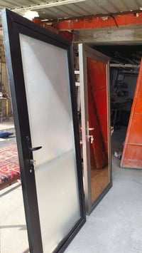 ٣ أبواب المنيوم • شباكين ١٫٥×٢م • زجاج ٦ملم