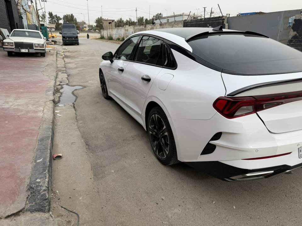 اوبتما K5 موديل ٢٣ رقم بغداد الجديد فووول مواصفات جي تي لاين ( بصمه / بانوراما / داخل احمر / رادارات / كشنات كهرباء / لايت زينون / تشغيل عن بعد ) 
السيارة جديدة حادثها جاملغ خلفي وصندوق بدون ايرباك ماشيه ٤١ الف 
الشراي يتصل (*********** )
السعر ٢٠٣$
