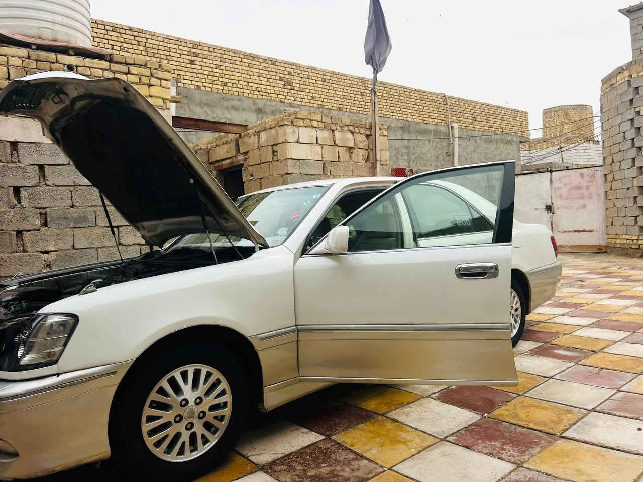 السلام عليكم ورحمه الله
ملكه كفاله من الكص والعيب الشرعي والنقل والاصوليات 
صبغ عام لغرض الهزة 
مداور ثاني يوم وين ما اعجبك مشروع وطني رقم القادسيه
قرار 48 موديل 2001
دكمتين 
برده خلفيه 
بك لايت كرستال 
تخم تاير صارله يومين 
محرك فيفيتي 3000
ترايك 180 وين ما تريد 
السعر 120 وبيه مجال العنوان ناصريه مركز 
اتصال ***********
