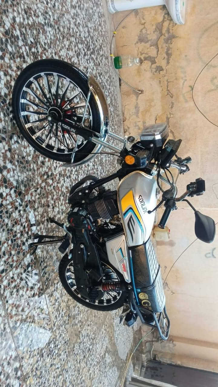 السلام عليكم سونك موديل 25 مكفولة كفاله عامه دراجه محرك 200 ضاغطه وزنجيل بدون رجه ابد  دراجه نضيفه حيل دراجه ماخذه من معرض سيزر اوراق معرض فقط وياه سعره 775 وبيه مجال مكاني بغداد حي الجهاد وهذا رقمي *********** واتساب
