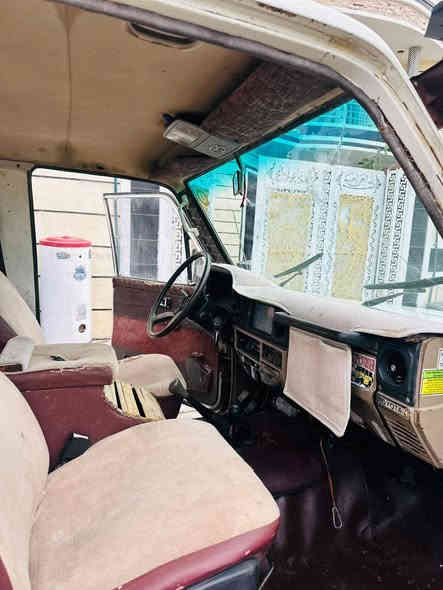 لاندكروز بوكي رقم ديالى 
سياره ابلاديه مابيها صبغ 
كير مكينا HZ1 كاز مال مونيكا 
لوكير شغال كهربائي 
بيها بدايه رنكات بس شغاله ومابيها شي ولا صوت 
السعر 62 وبيها مجال 
***********
