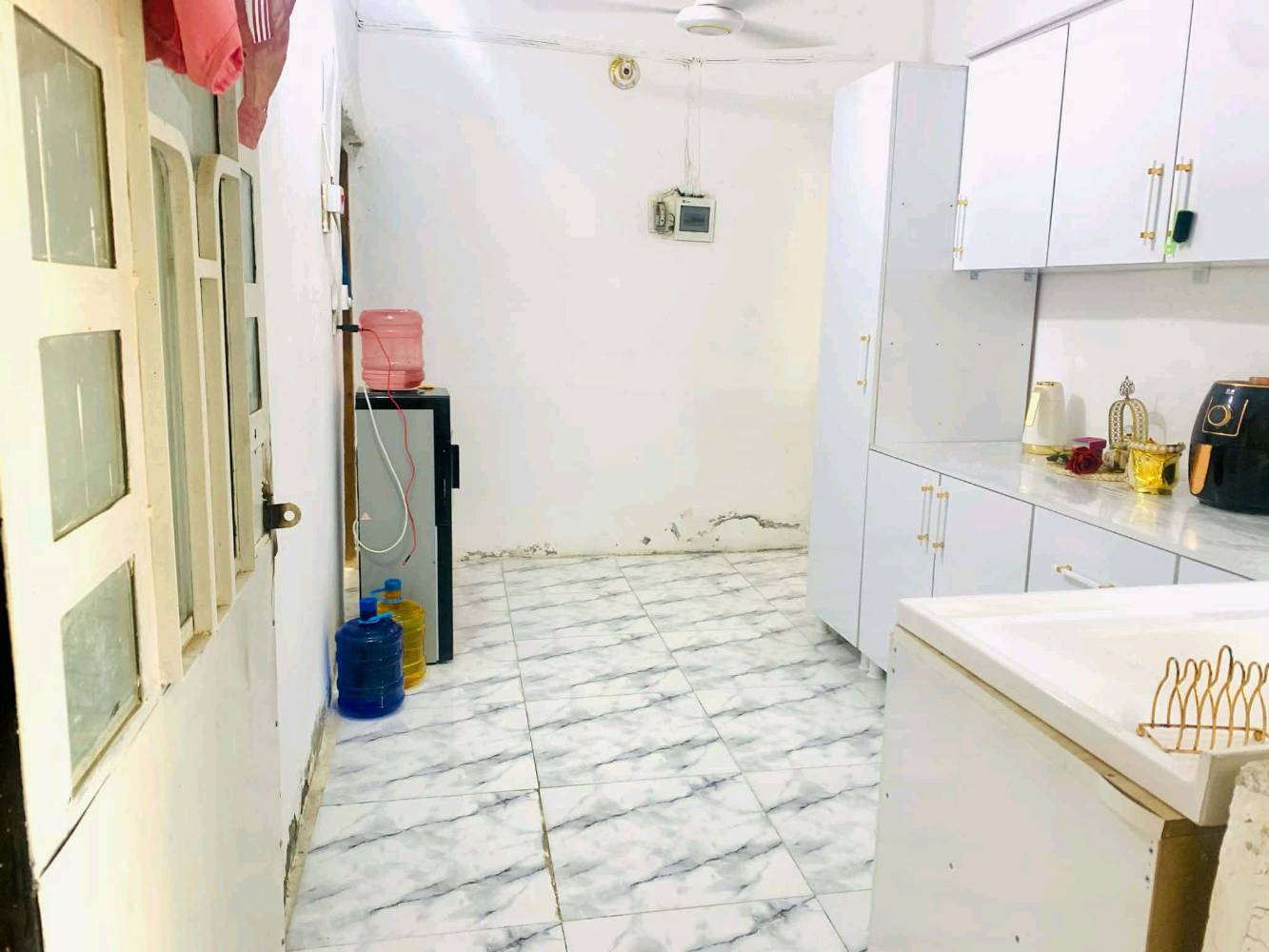 مشتمل بالرحمه طابو صرف قرب مدرسه الثقفي الابتدائية مساحه ١٢٠ 
السعر نقد ٥٥٫٠٠٠٫٠٠٠ وبي مجال قليل
قسط ب٦٠ تدفع تدف٤٥ والباقي قسط حسب الاتفاق بضمانات
البيت شكد بيه غرف نوم وصالة ومطبخ وحمامين بالضبط؟ وهل هو جاهز للسكن لو يحتاج شوية شغل؟: 
غرفة واحدة وصالة ومطبخ حار وبارد واستقبال 
شنو مساحة الأرض/البناء الدقيقة، وشنو اتجاه الواجهة والعرض مال الزقاق قدام البيت؟: 
١٢٠
الموقع وين بالضبط بالرحمة؟ وإذا ممكن ترسلون لوكيشن أقرب معالم حتى يسهل على الزبون يوصل.: 
منطقة الستالاف قرب مدرسه الثقفي الابتدائية
هل الخدمات كاملة وموجودة: مي، كهرباء، مجاري، ومولدة؟: 
مي كهرباء مجاري ومولدة نقص تبليط فقط
بالنسبة للبيع، السعر نهائي لو بيه تفاوض بسيط؟ وشنو شروط التقسيط والضمانات المطلوبة؟: 
نقد بي مجال قسط سعر نهائي