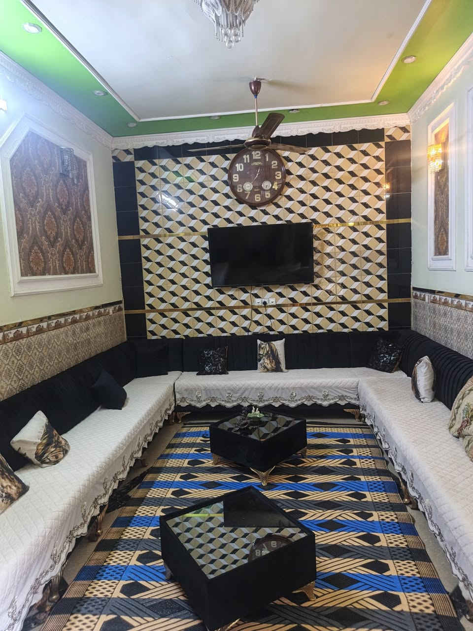 السلام عليكم بيت البيع  بغداد مدينة الصدر قطاع26
أول فرع أول بيت المساحه144 اربع غرف فوك 
***********
