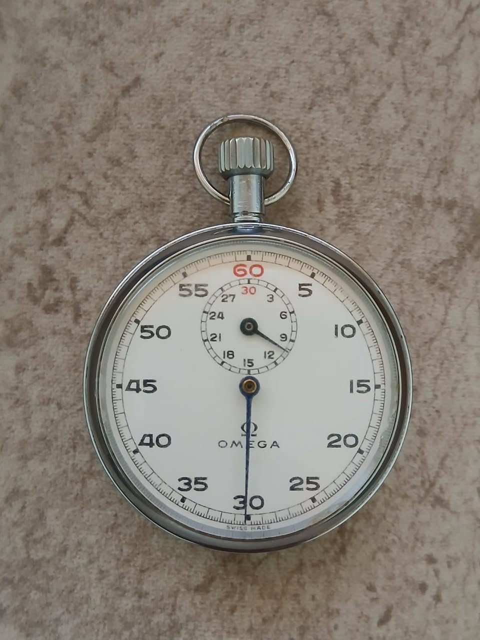 Omega 
ميكانيكية بالكامل، وتعمل بنظام التعبئة اليدوية (Manual Winding)؛ أي أنها لا تحتاج إلى بطارية، بل يتم تدوير التاج (الزر العلوي) يدوياً لتخزين الطاقة في الزنبرك الداخلي.العيار الداخلي (Caliber): تعتمد على حركات ميكانيكية فائقة الاعتمادية طورتها شركة ليمانيا (Lemania) التابعة لمجموعة أوميغا حينها، وتحديداً عيار Lemania 9000 الشهير بقدرته على العمل لقرن كامل دون مشاكل.عدد الجواهر (7 Jewels): تحتوي الحركة على 7 أحجار كريمية (ياقوت) تعمل كركائز ميكانيكية لتقليل الاحتكاك بين التروس الداخلية، مما يضمن دقة العداد الرئيسي الكبير (حساب الثواني) يمتد من 0 إلى 60 ثانية. المؤشر المميز باللون الأحمر للرقم (60) و (30) يُسهل تحديد نقطة البداية والنهاية بلمحة سريعة.العداد الفرعي الصغير (حساب الدقائق): يقع في الجزء العلوي للميناء، وهو مخصص لحساب الدقائق التراكمية، ومقسم حتى 30 دقيقة. كلما أكمل عقرب الثواني دورة كاملة (60 ثانية)، يتحرك عقرب الدقائق الصغير خطوة واحدة للأمام.عالية وعمراً افتراضياً طويلاً للساعة........💯


**إذا كنت صاحب هذا الإعلان وتريد حذفه لأي سبب، رجاءا أرسل رسالة إلى الدعم الفني**